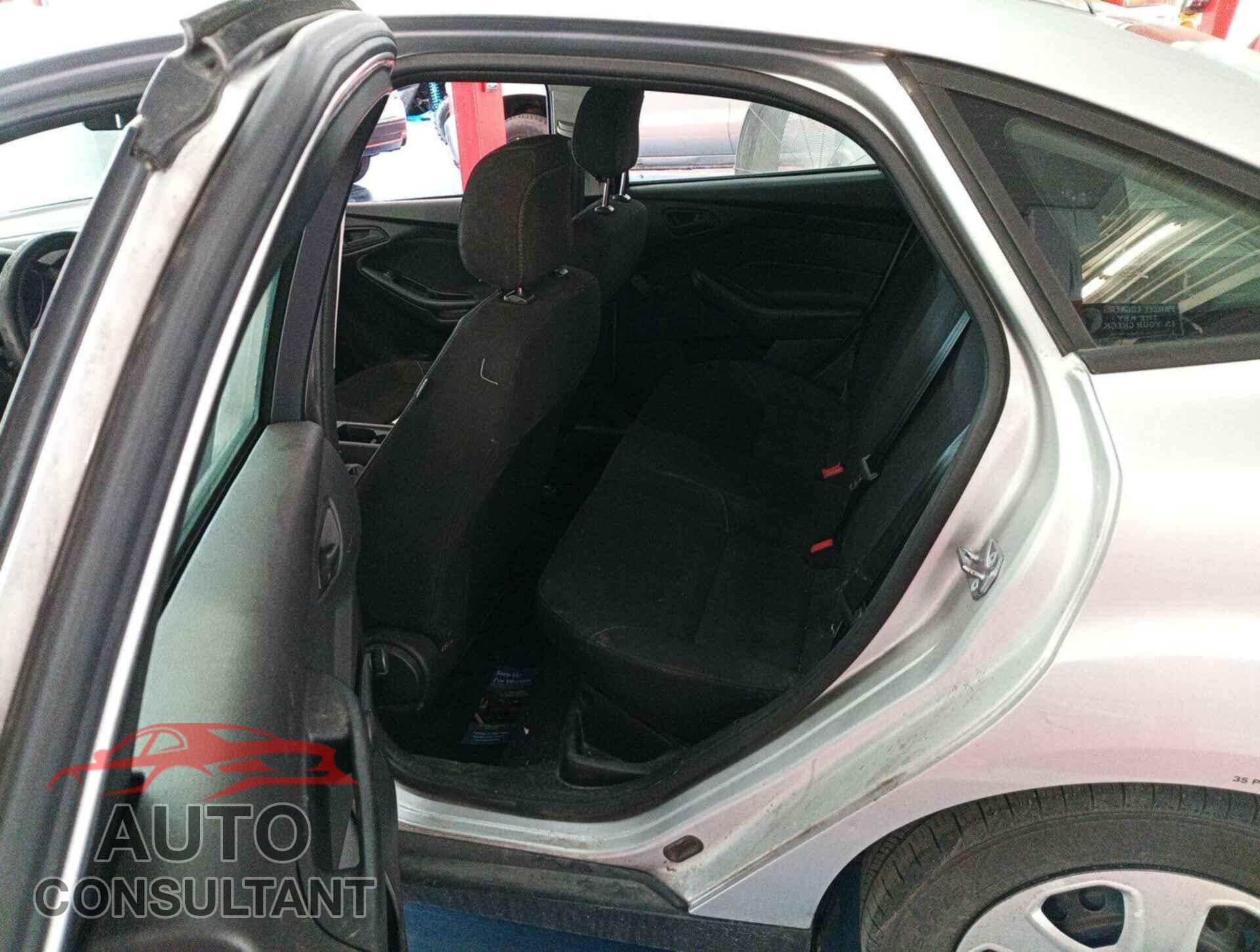 FORD FOCUS 2017 - 1FADP3E23HL272132