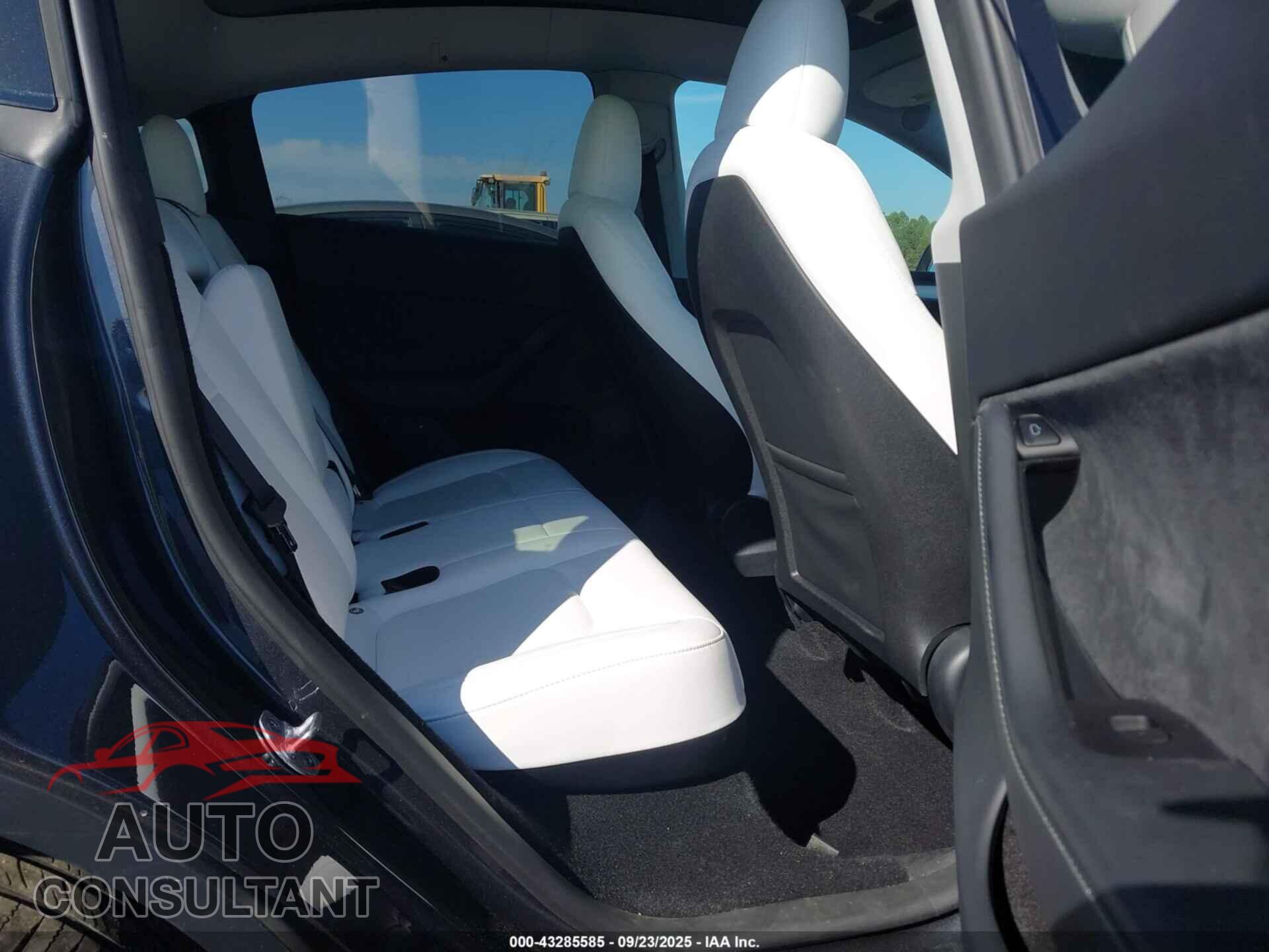 TESLA MODEL Y 2024 - 7SAYGDEE2RA306450