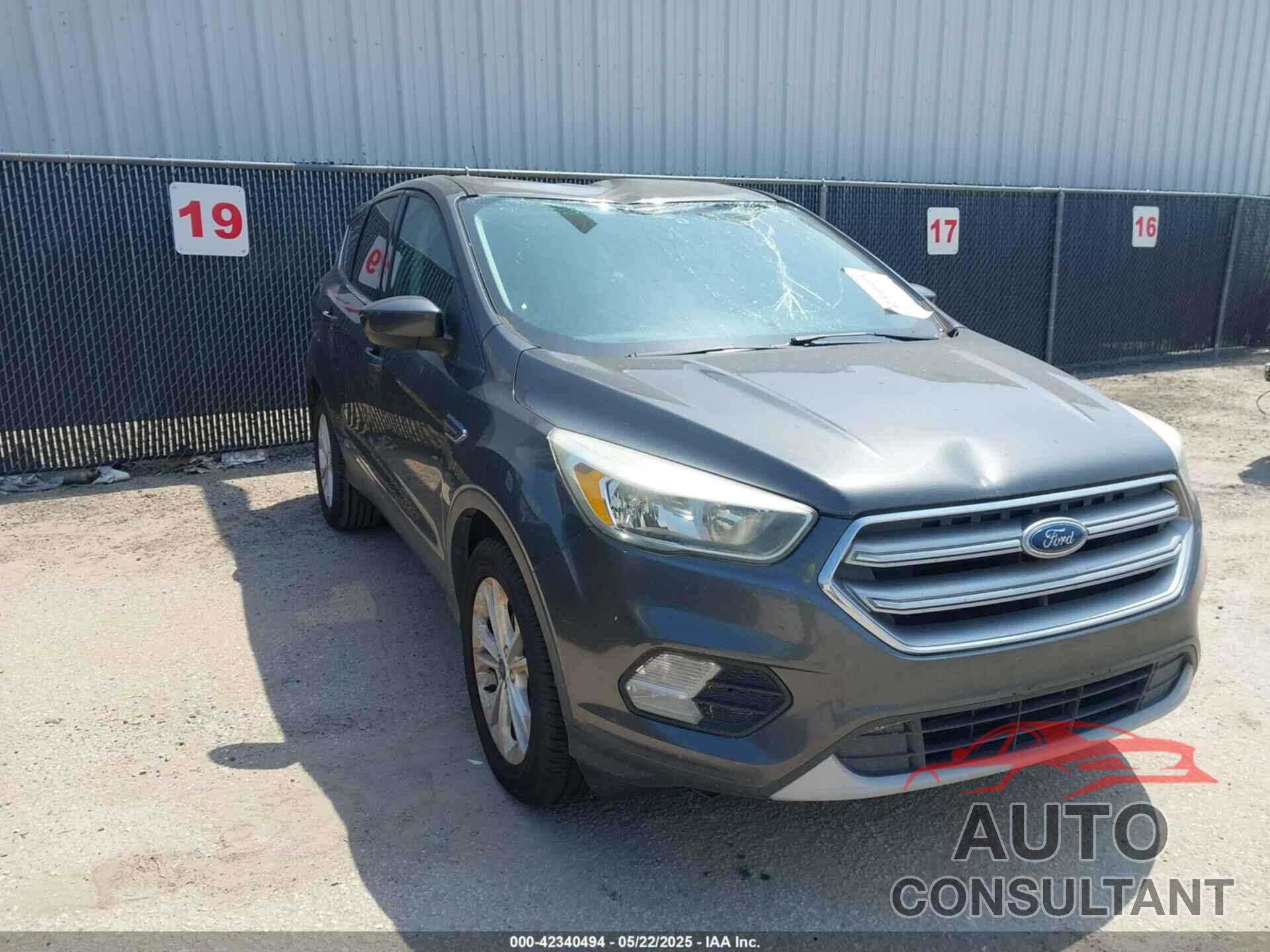 FORD ESCAPE 2017 - 1FMCU0G91HUB31069