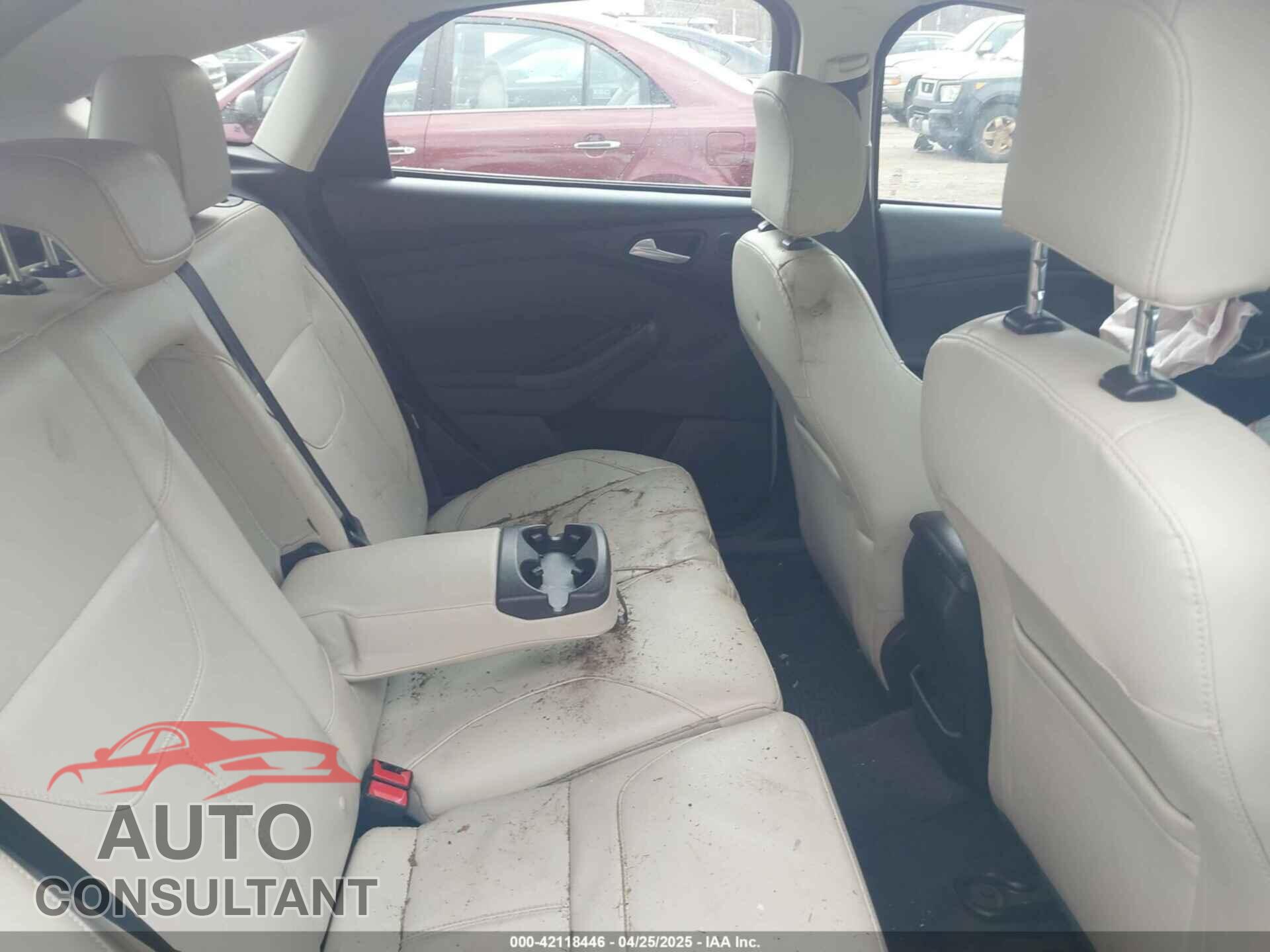 FORD FOCUS 2018 - 1FADP3N23JL279460