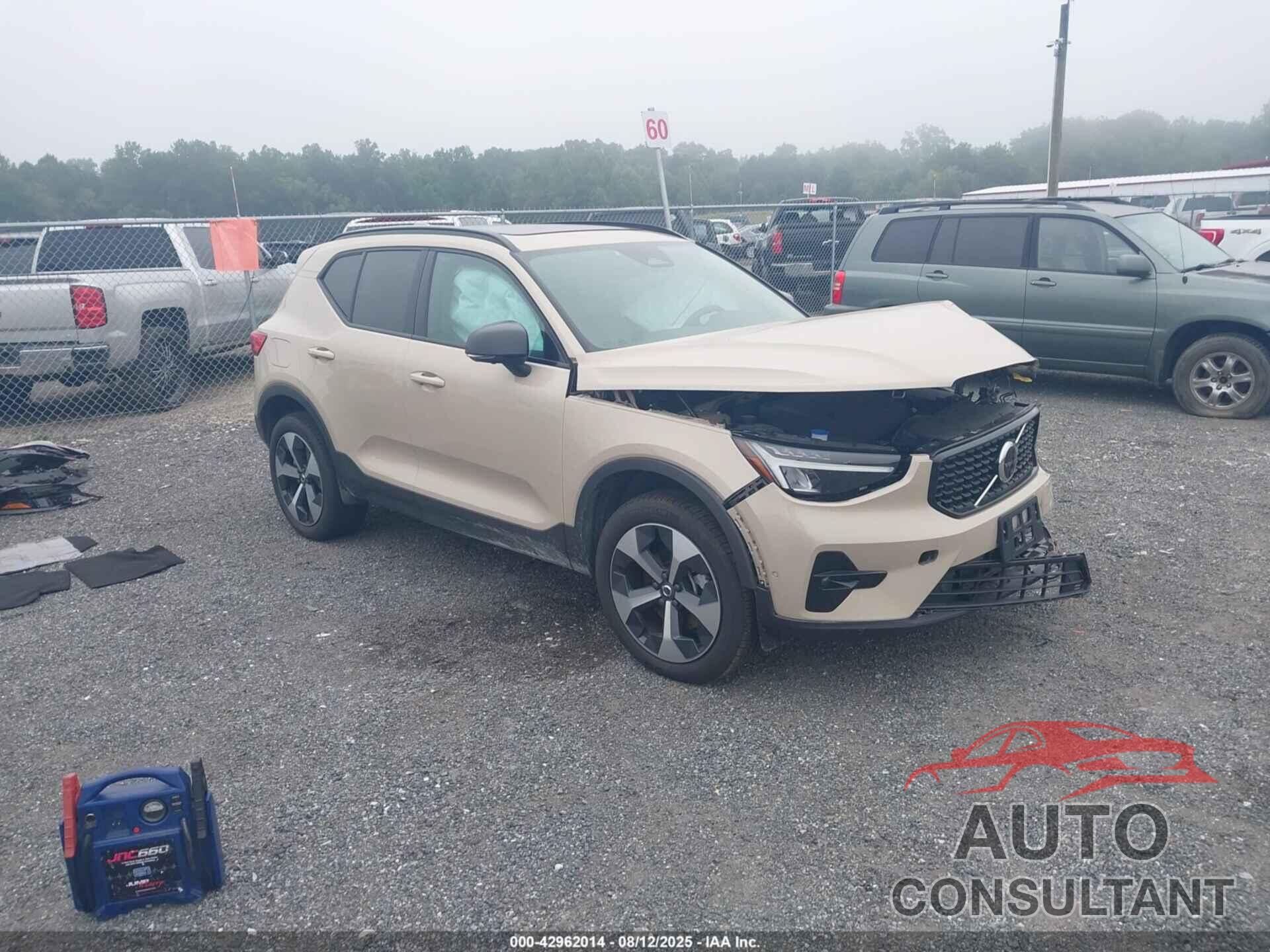 VOLVO XC40 2025 - YV4L12UC2S2452501