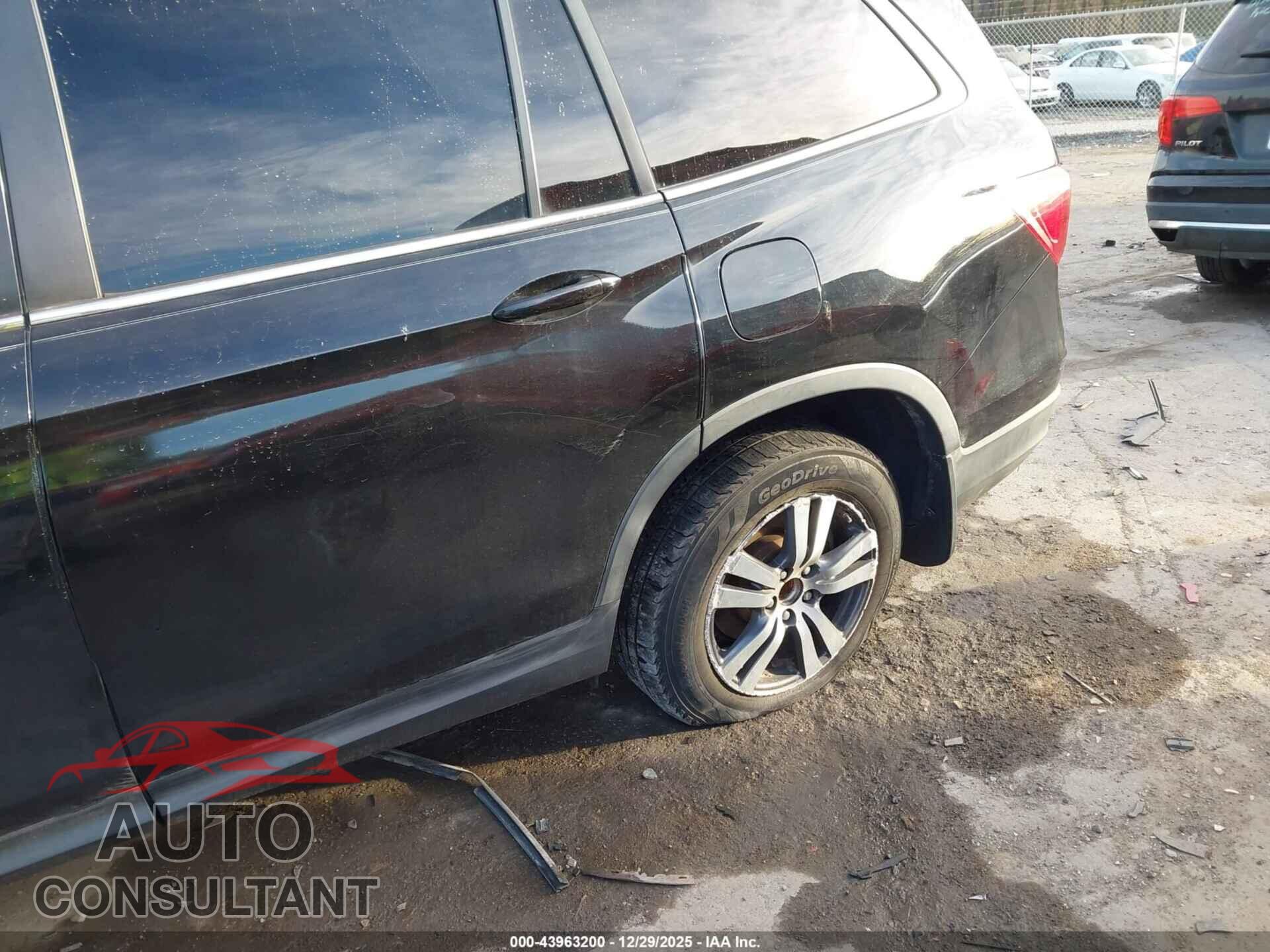 HONDA PILOT 2017 - 5FNYF5H76HB010397