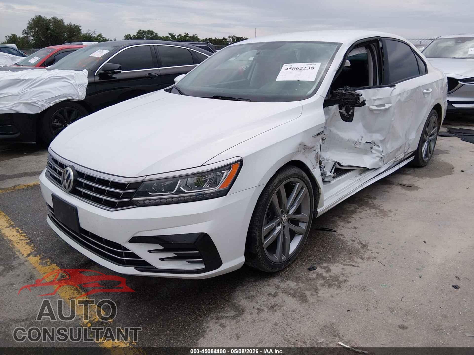 VOLKSWAGEN PASSAT 2018 - 1VWAA7A38JC044909