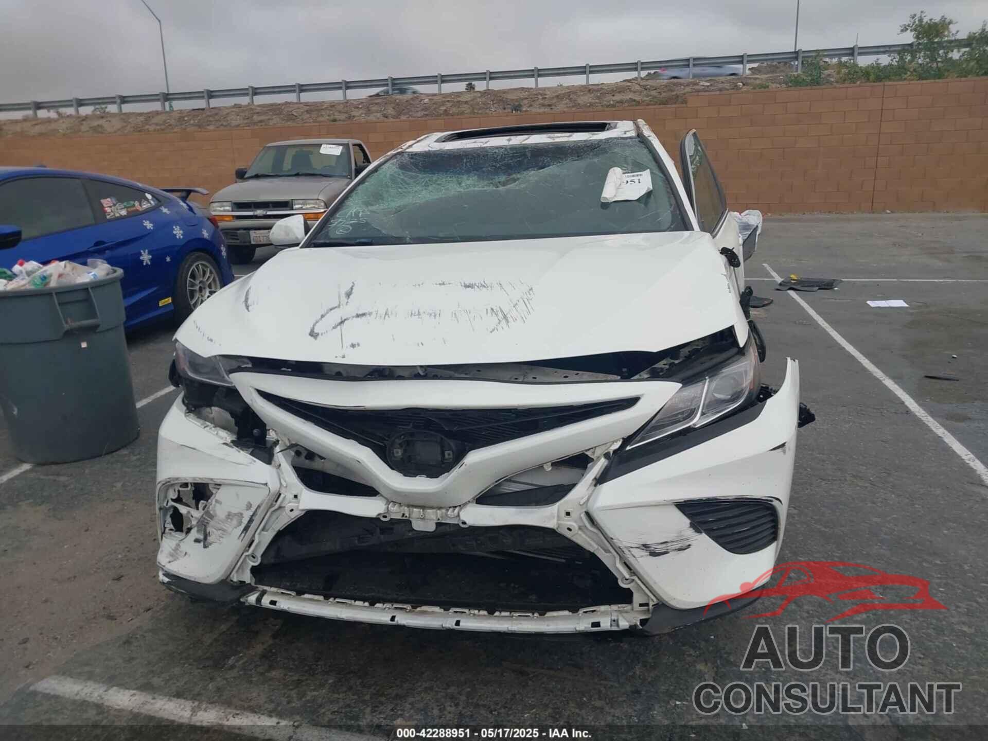 TOYOTA CAMRY 2018 - 4T1B11HK9JU509026