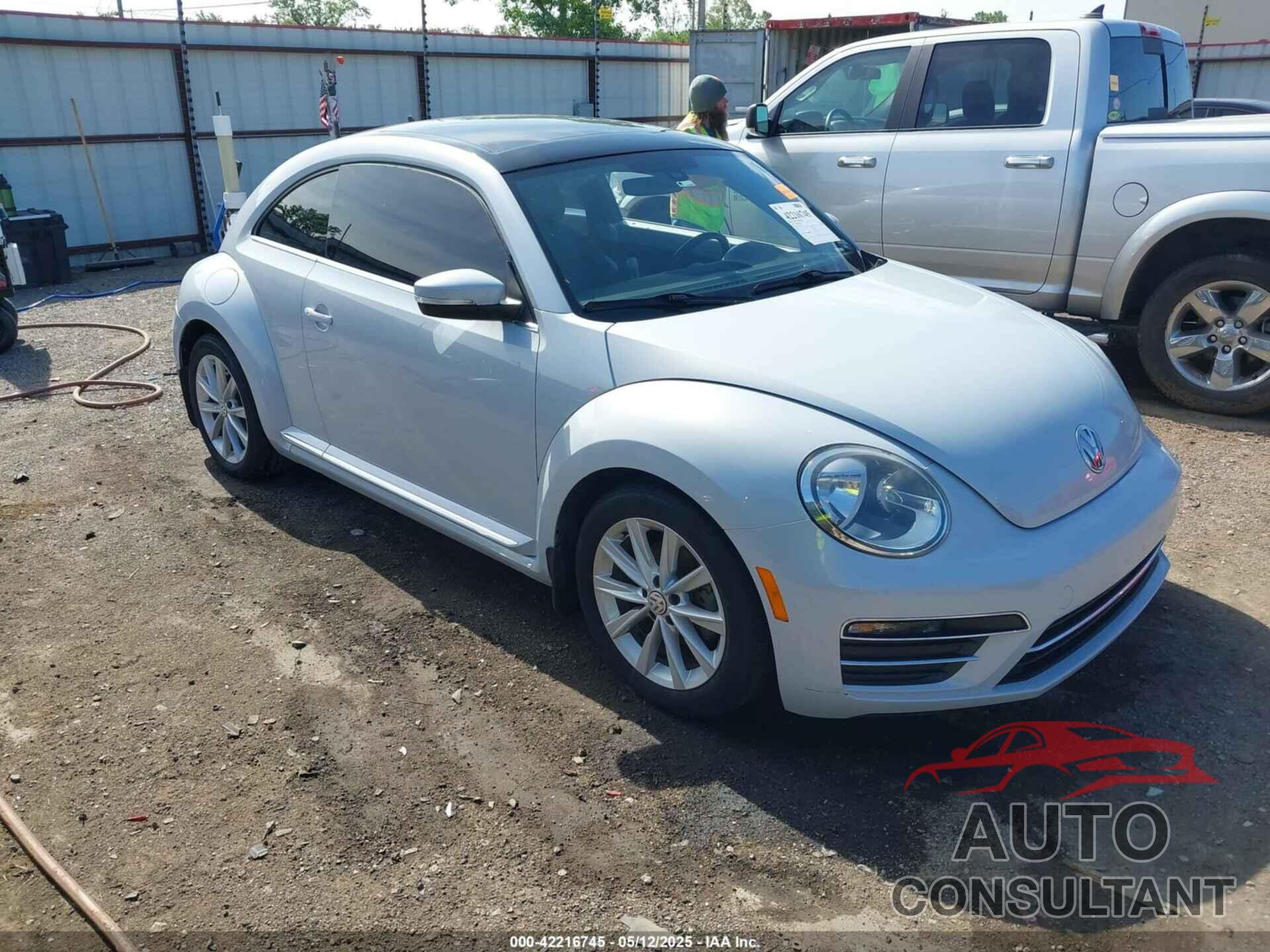 VOLKSWAGEN BEETLE 2018 - 3VWJD7AT7JM714827