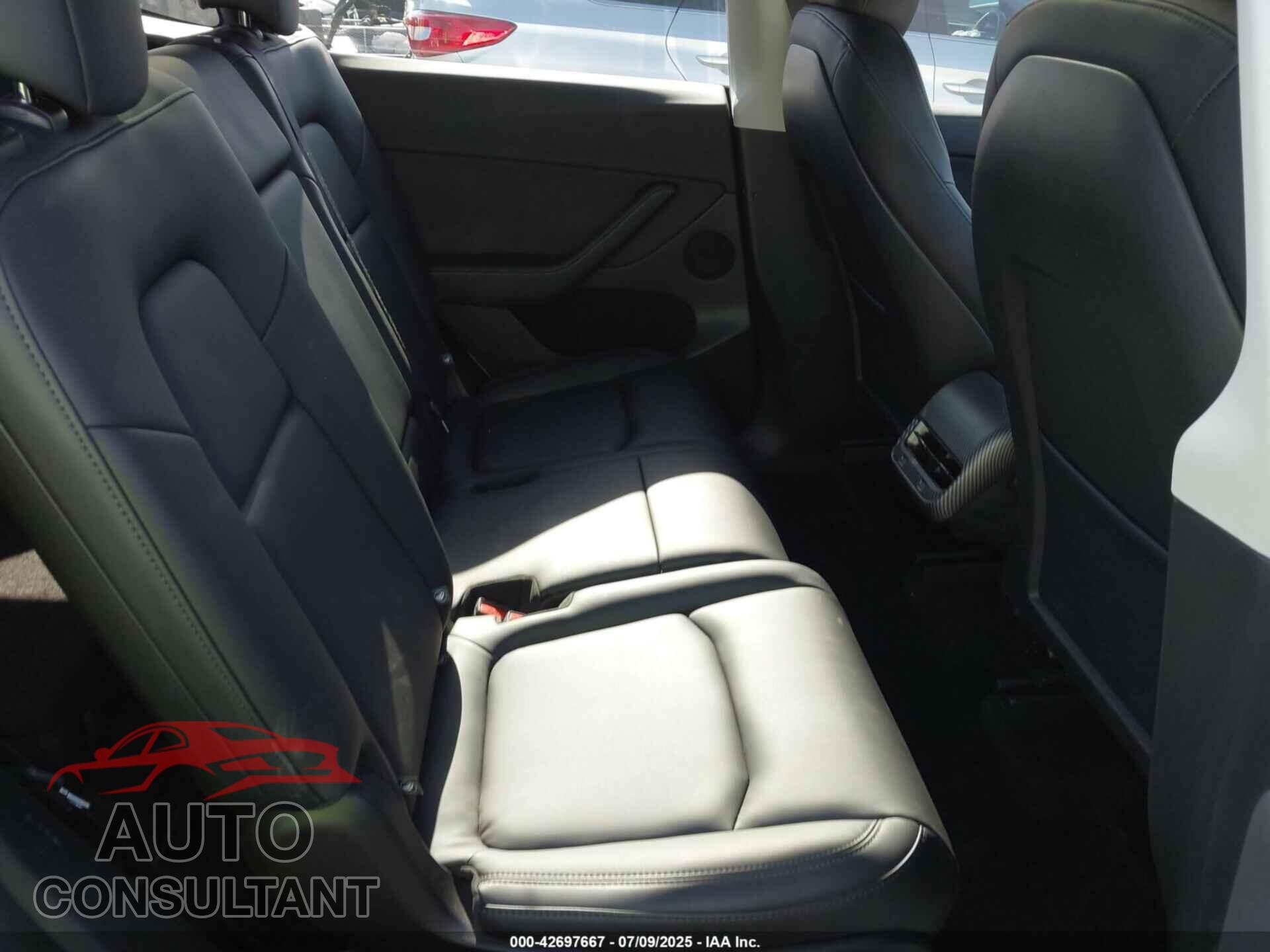 TESLA MODEL Y 2025 - 7SAYGAEE8SF218428