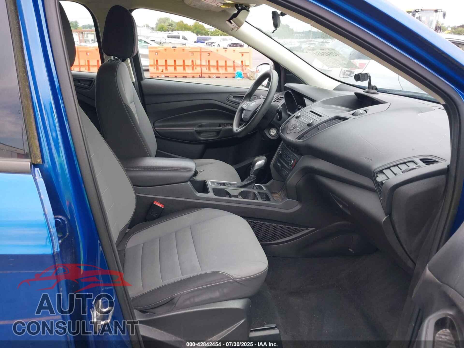 FORD ESCAPE 2017 - 1FMCU0F76HUC27375
