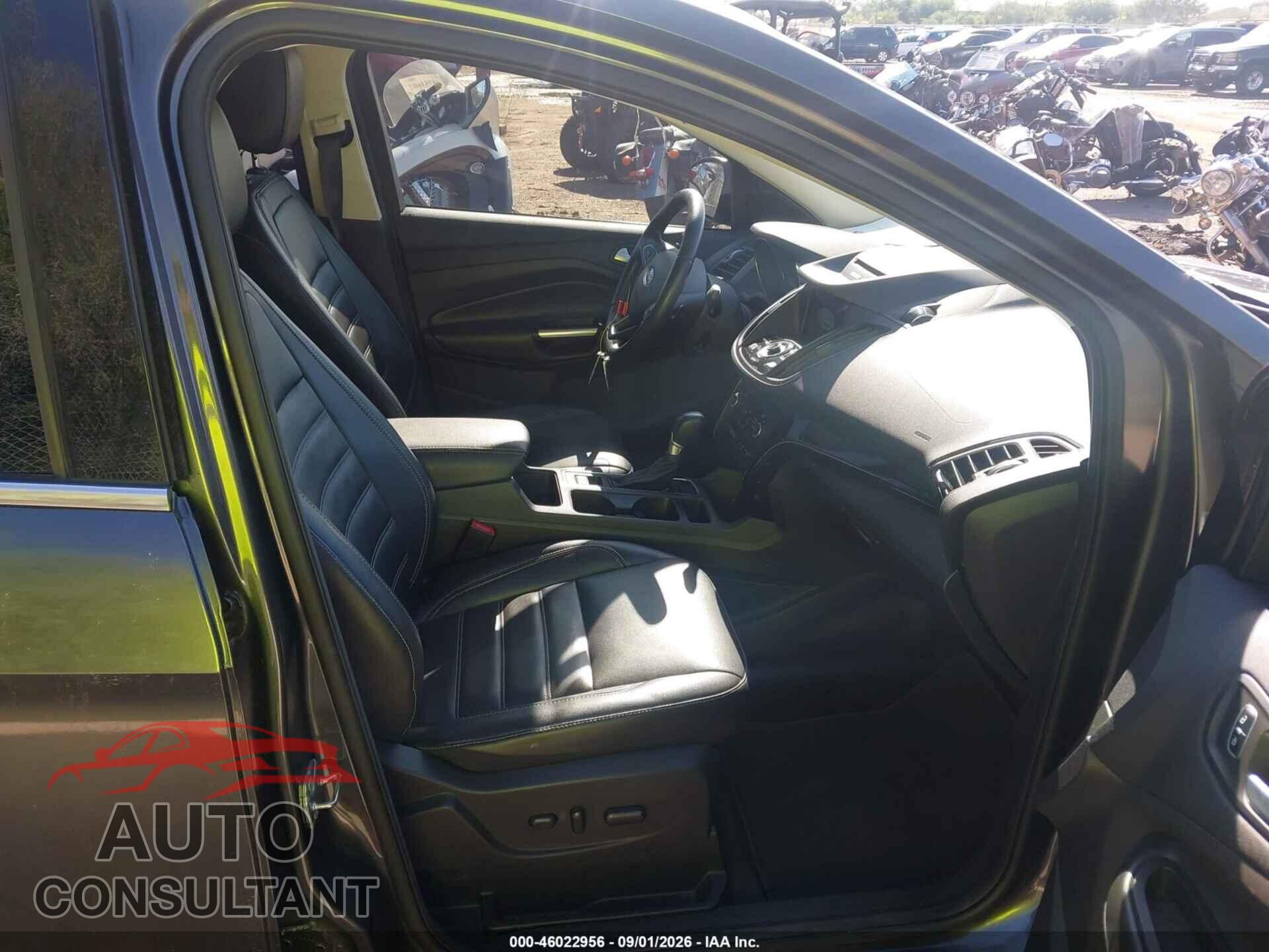 FORD ESCAPE 2017 - 1FMCU9JD0HUD20703