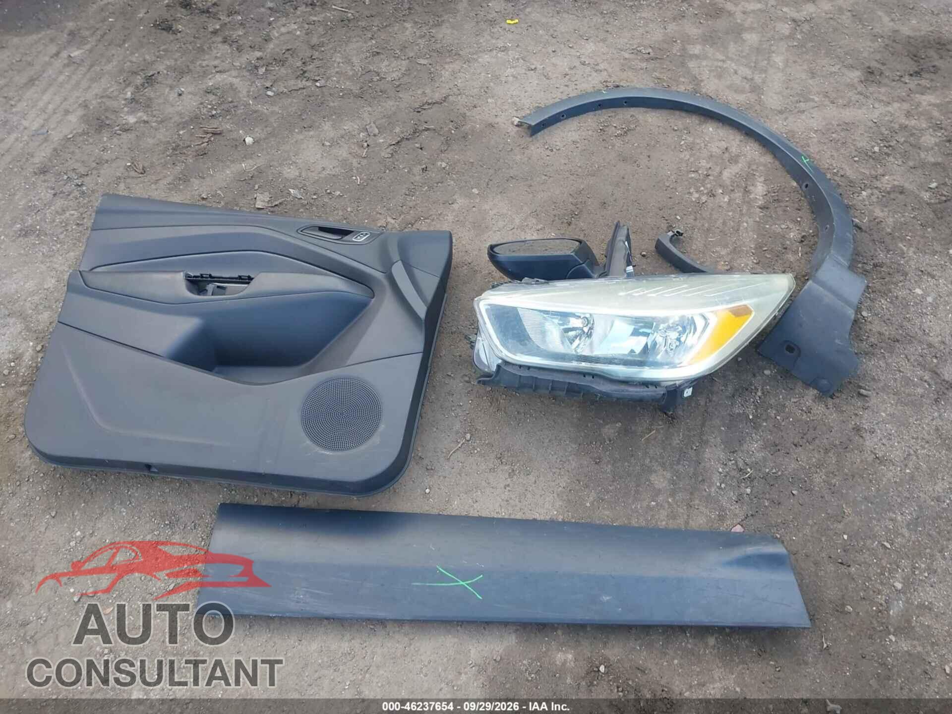 FORD ESCAPE 2017 - 1FMCU0F75HUB25145