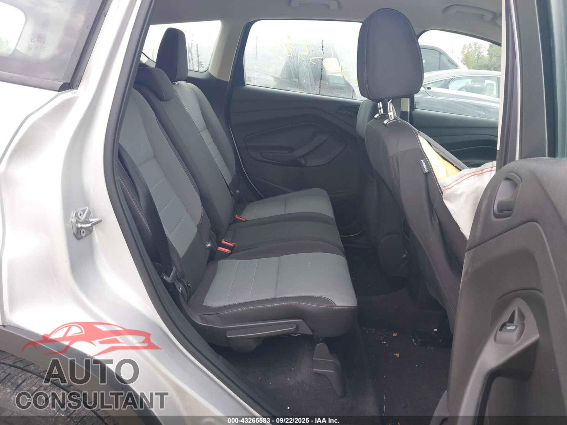 FORD ESCAPE 2017 - 1FMCU0F75HUC05531
