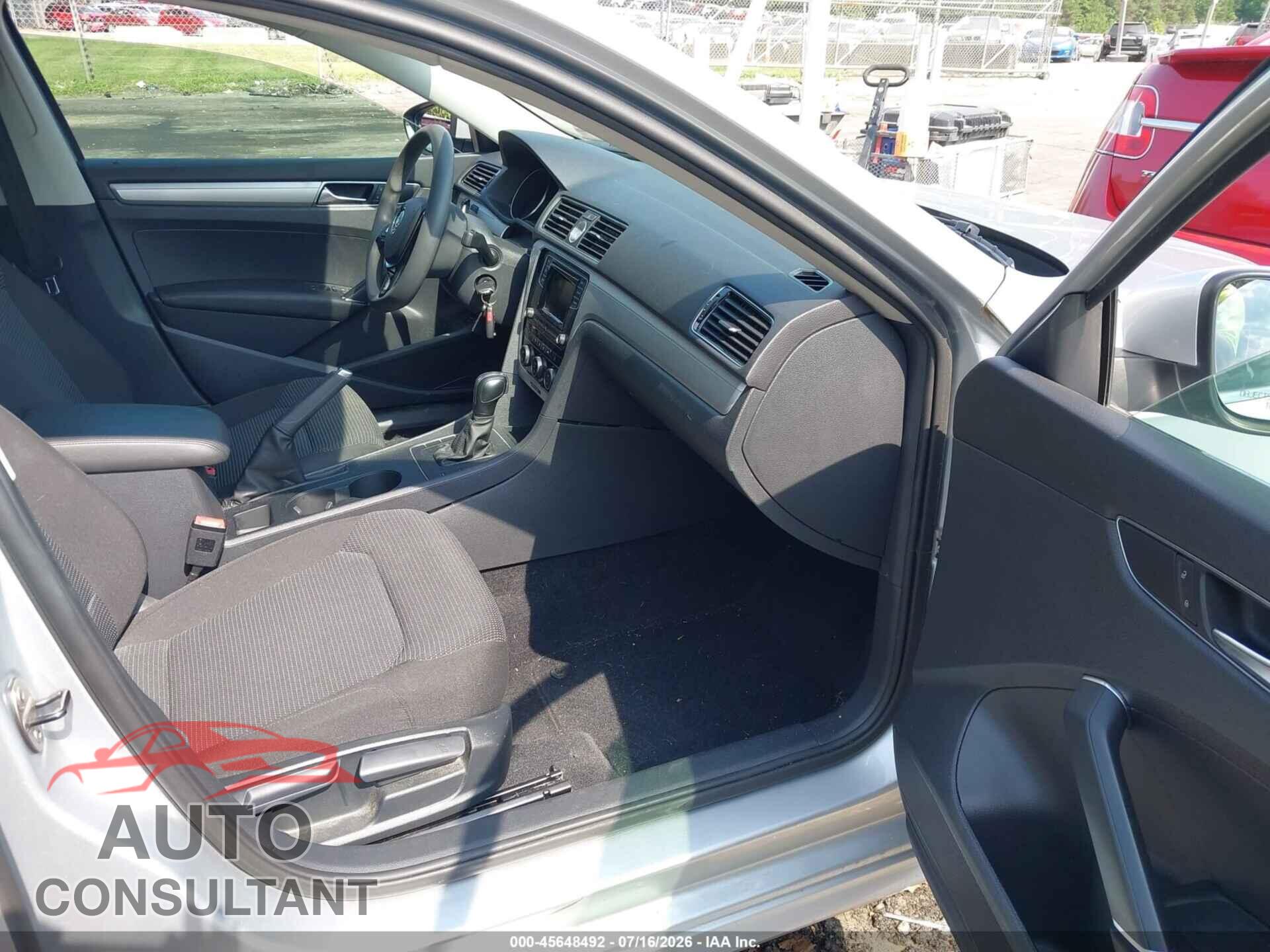 VOLKSWAGEN PASSAT 2017 - 1VWAT7A38HC069409