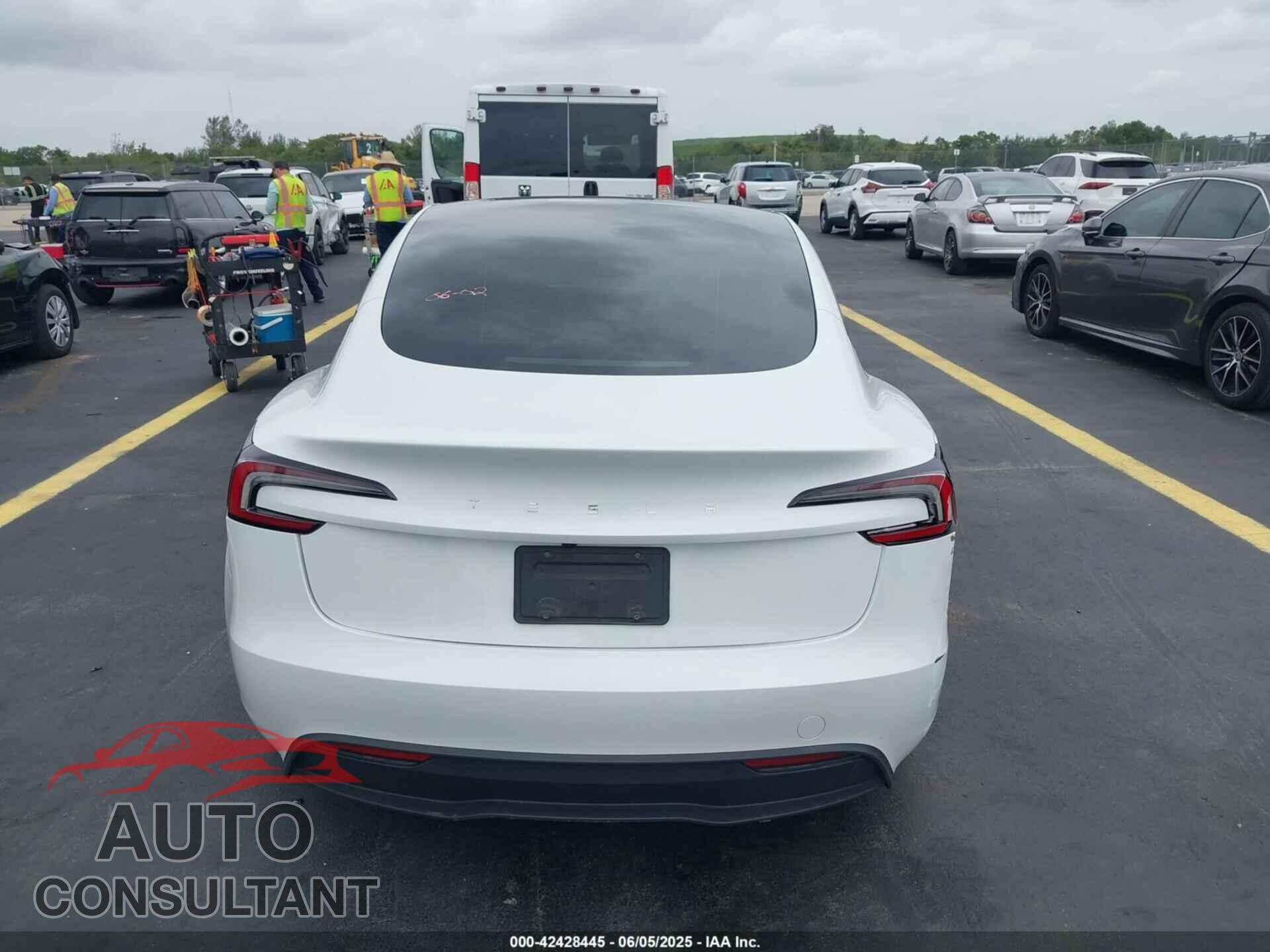 TESLA MODEL 3 2024 - 5YJ3E1EA5RF725209