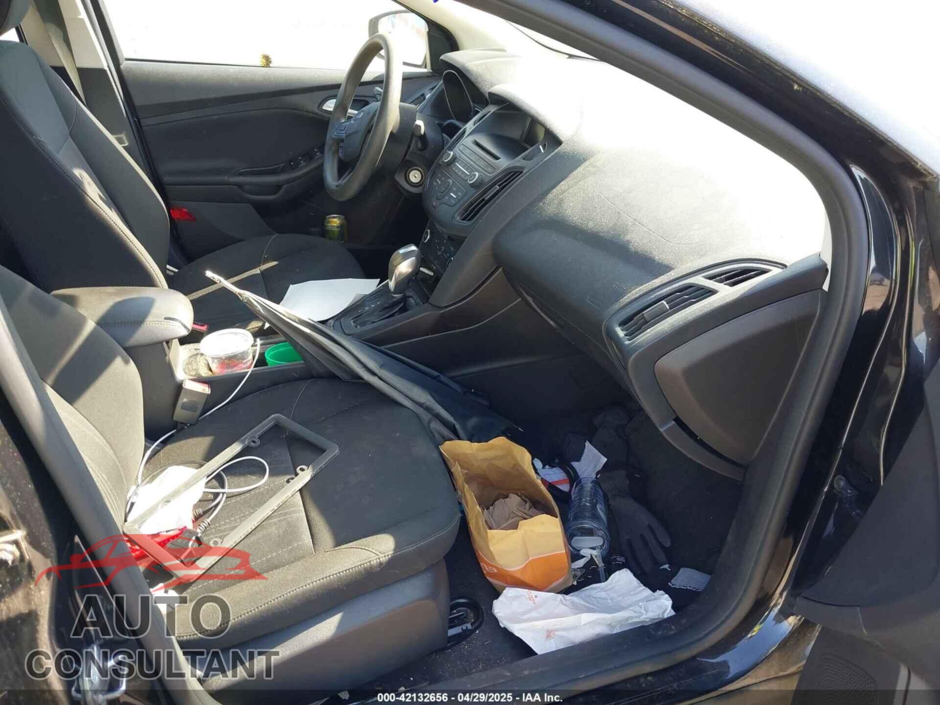 FORD FOCUS 2015 - 1FADP3F28FL204176