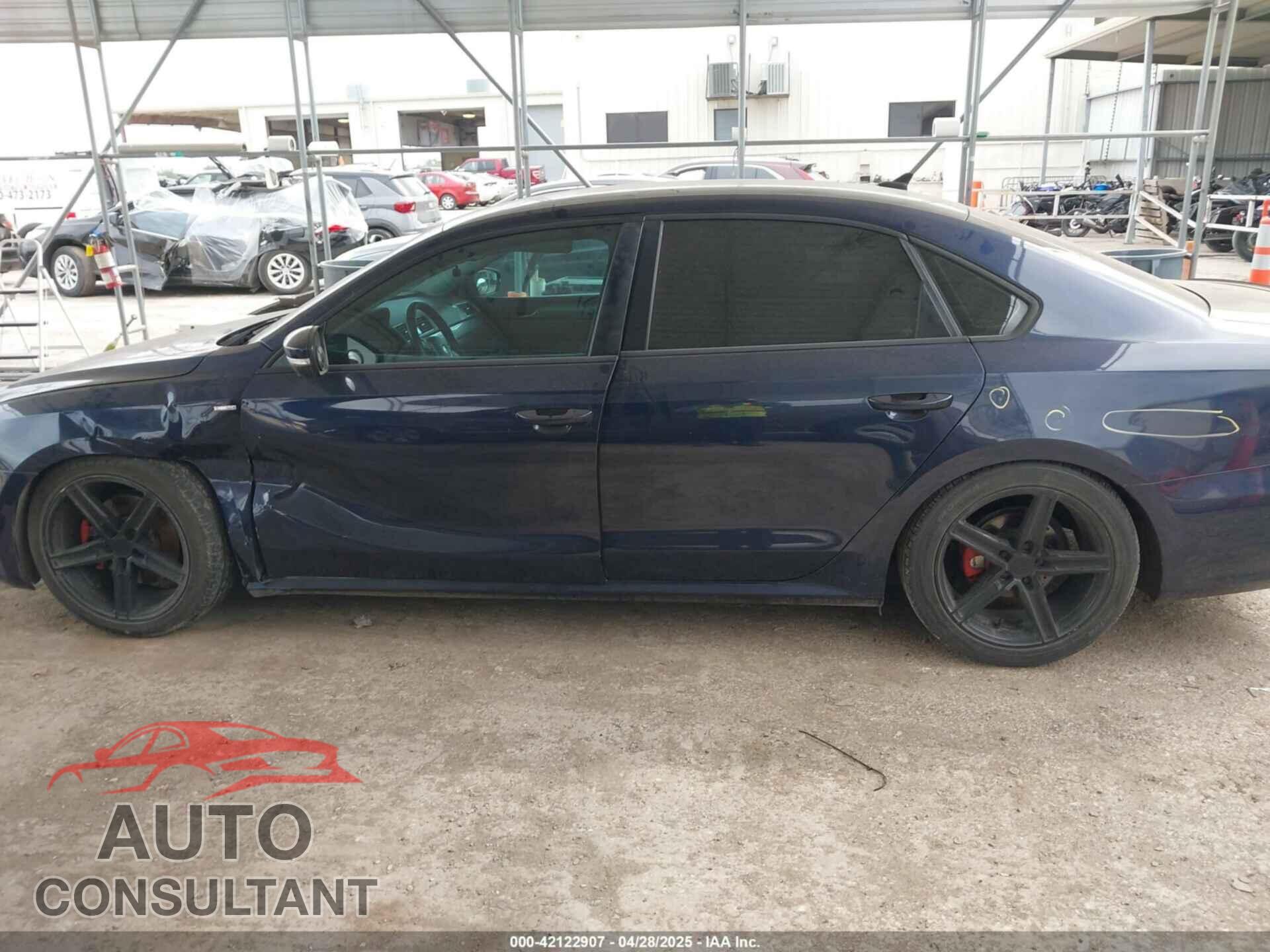 VOLKSWAGEN PASSAT 2015 - 1VWAT7A39FC096518