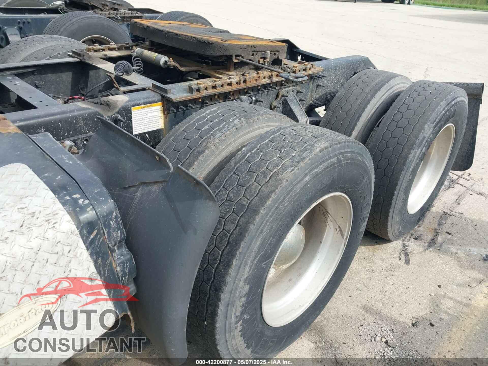 VOLVO VN 2013 - 4V4NC9EG3DN135171