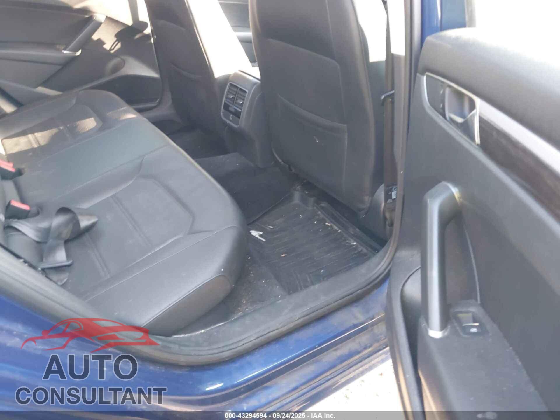 VOLKSWAGEN PASSAT 2017 - 1VWBT7A38HC049181