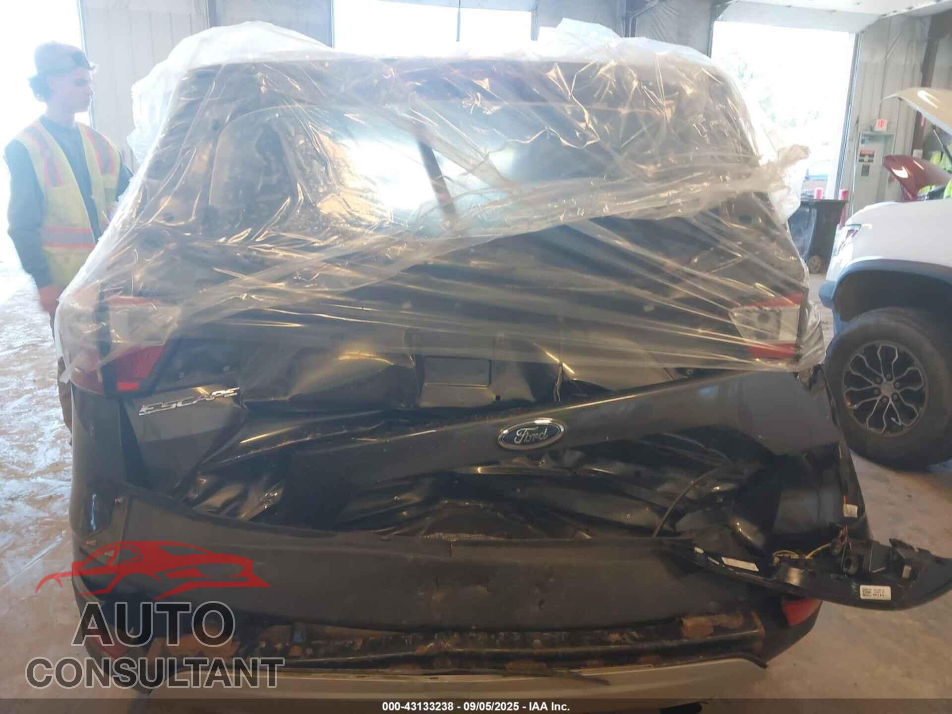 FORD ESCAPE 2017 - 1FMCU9GD0HUD09465