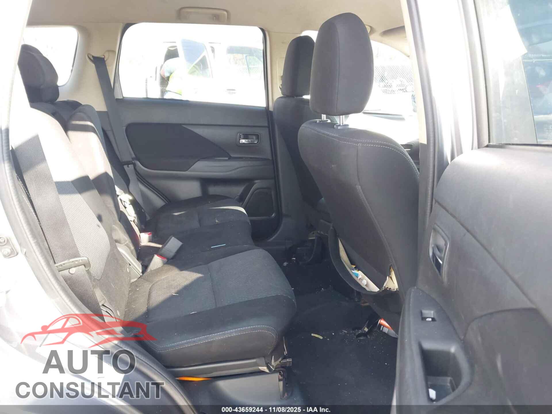 MITSUBISHI OUTLANDER 2018 - JA4AD3A35JZ016575