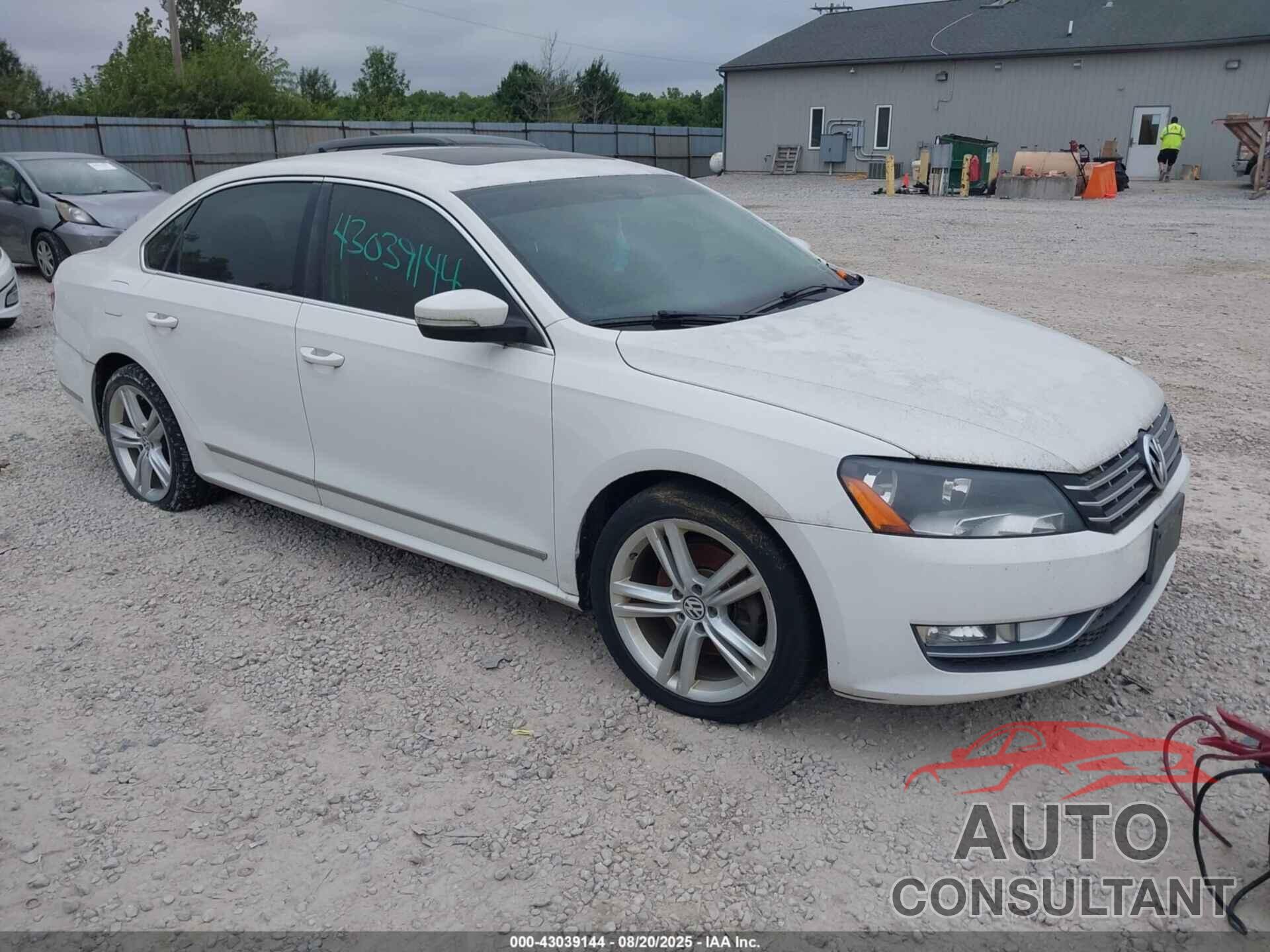 VOLKSWAGEN PASSAT 2015 - 1VWCV7A38FC013311
