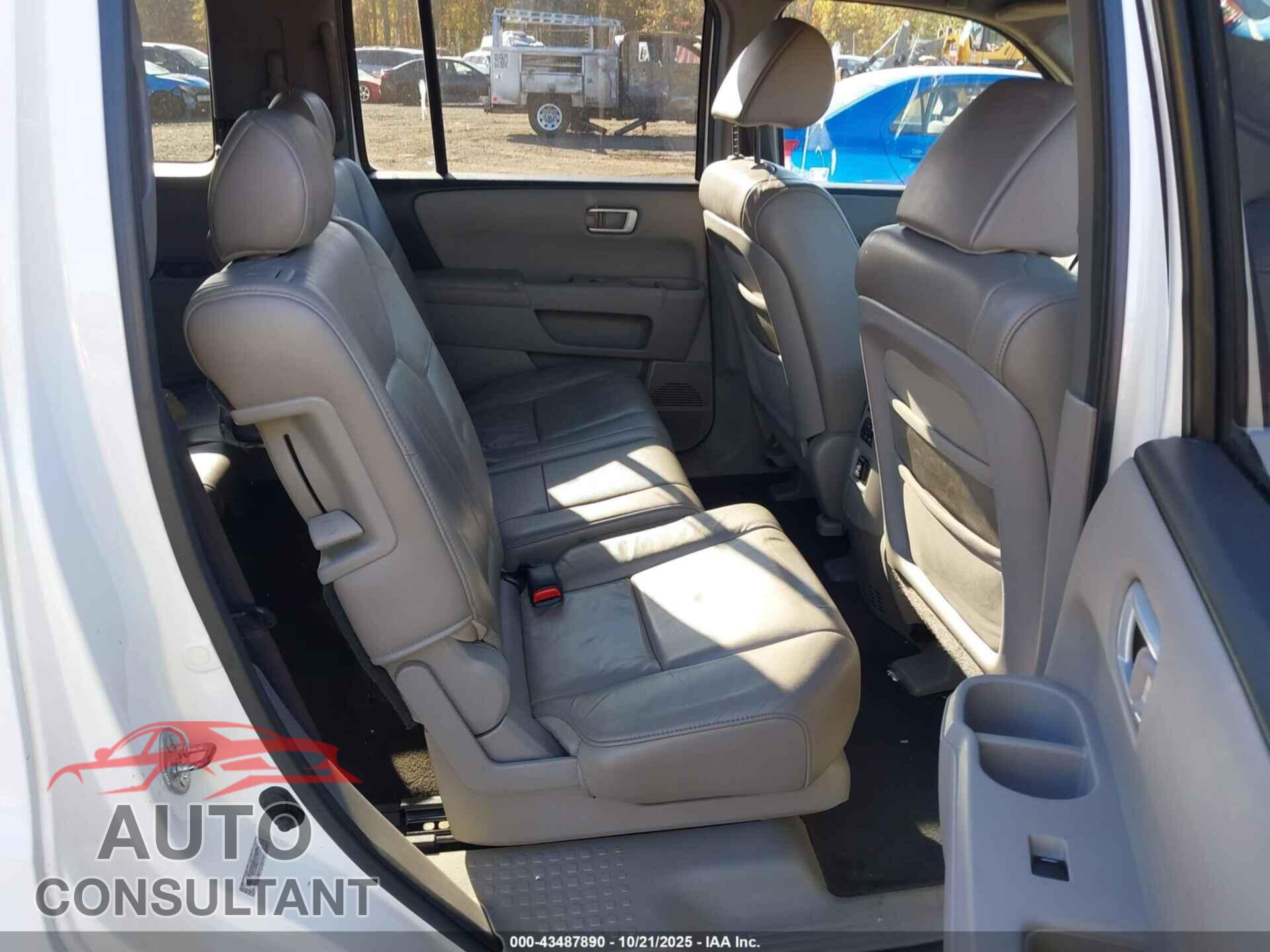 HONDA PILOT 2011 - 5FNYF4H50BB009973