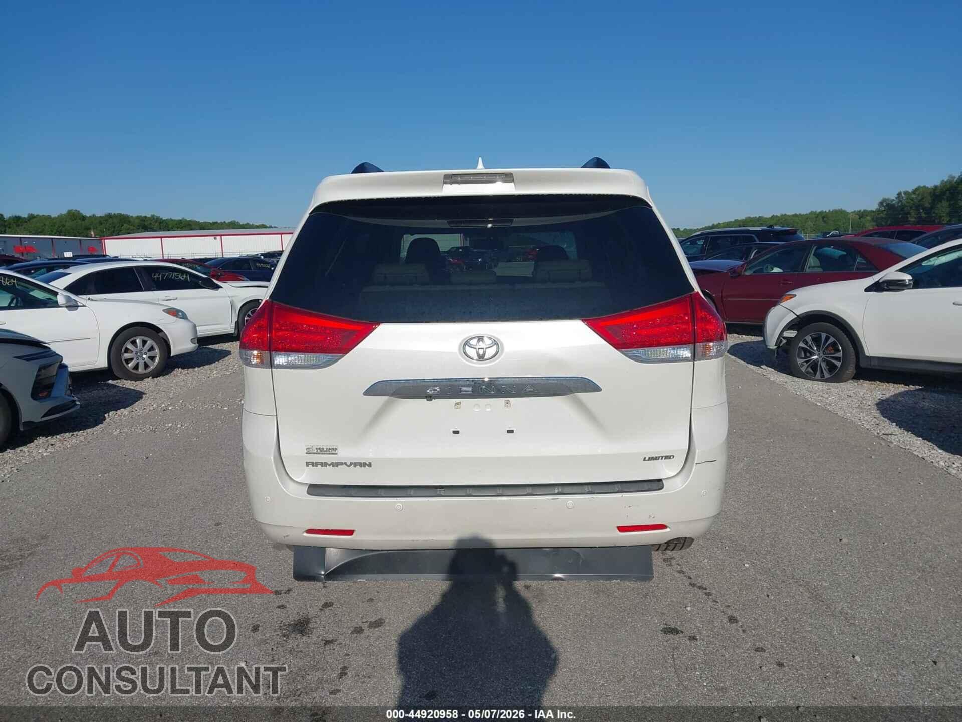TOYOTA SIENNA 2011 - 5TDYK3DC0BS020770