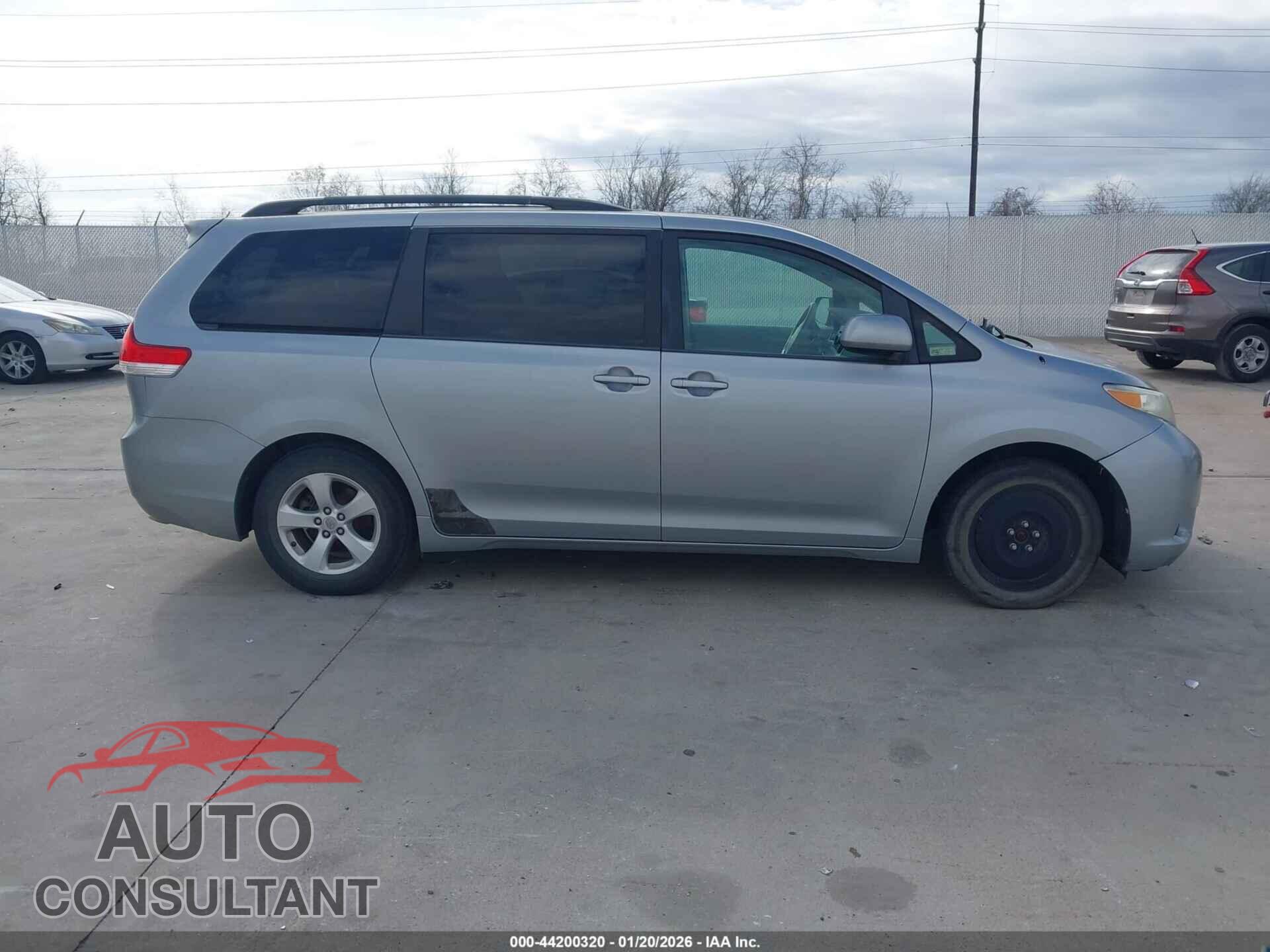 TOYOTA SIENNA 2011 - 5TDKK3DC5BS136102