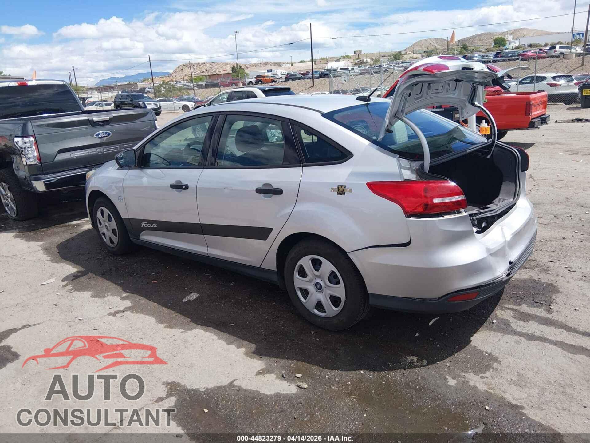 FORD FOCUS 2015 - 1FADP3E21FL220396