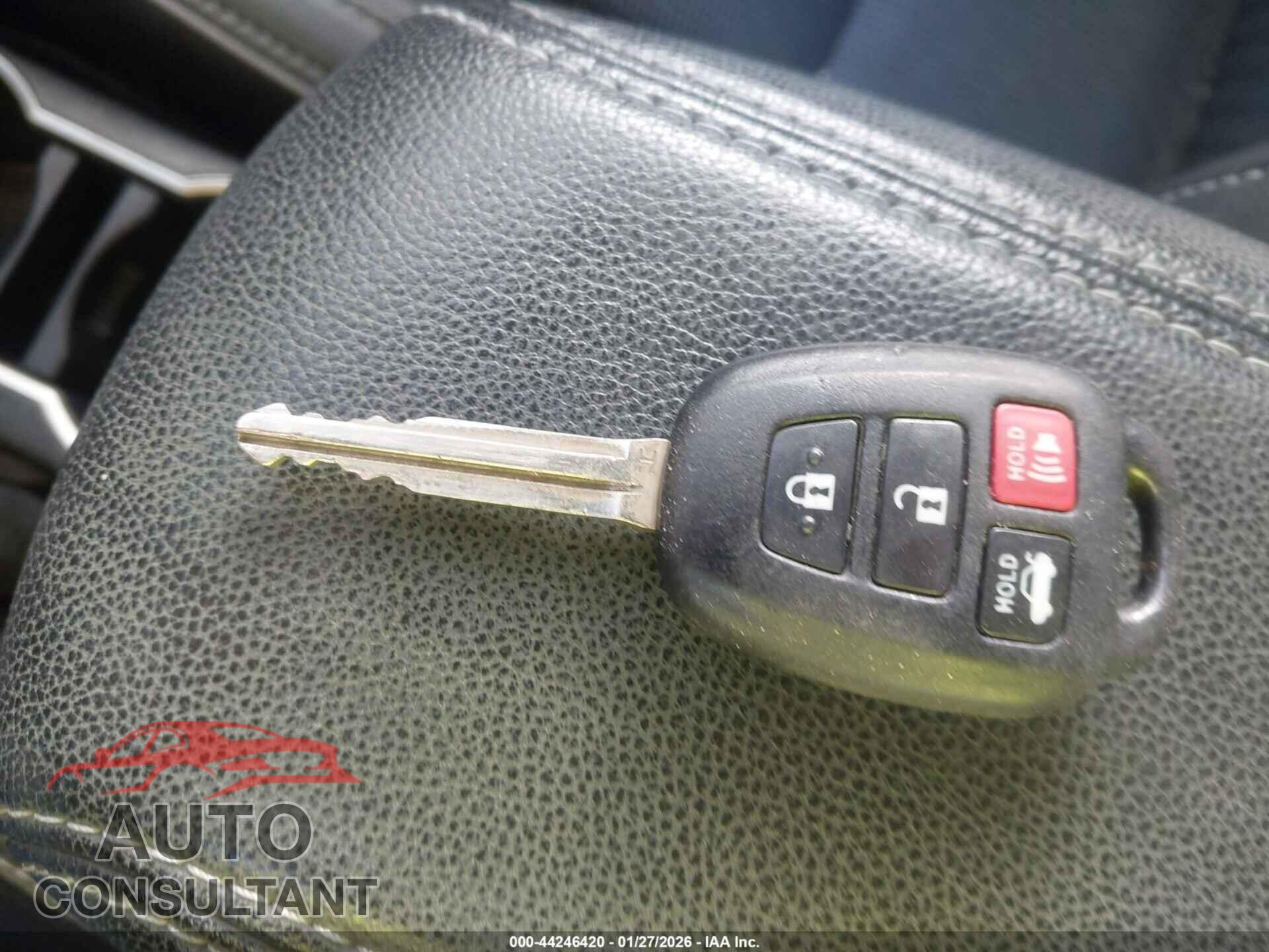 TOYOTA COROLLA 2014 - 2T1BURHEXEC206618