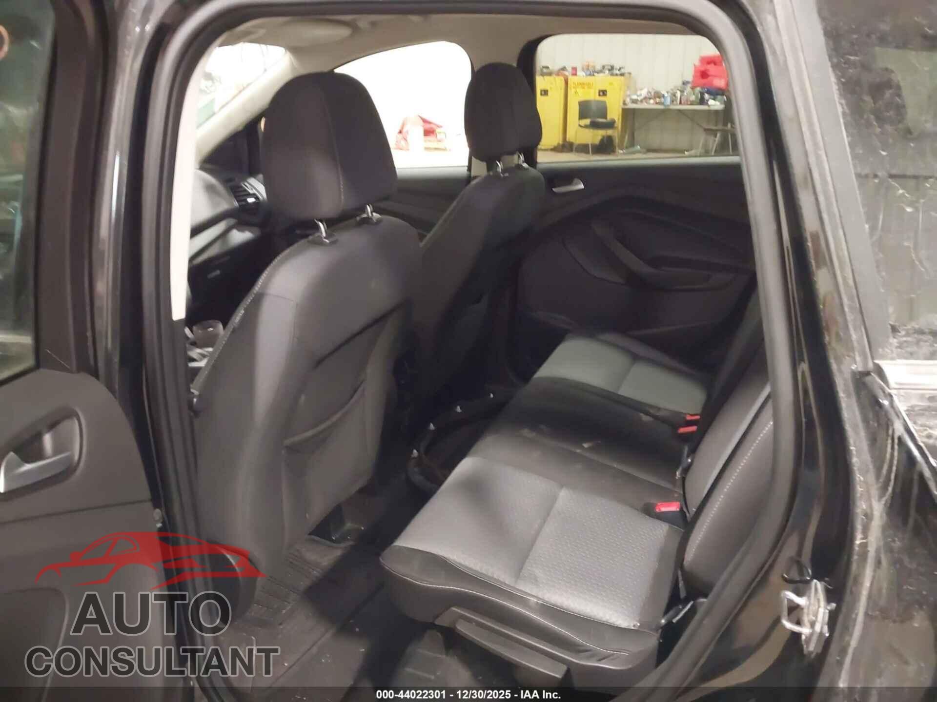 FORD ESCAPE 2017 - 1FMCU0GD3HUC26236