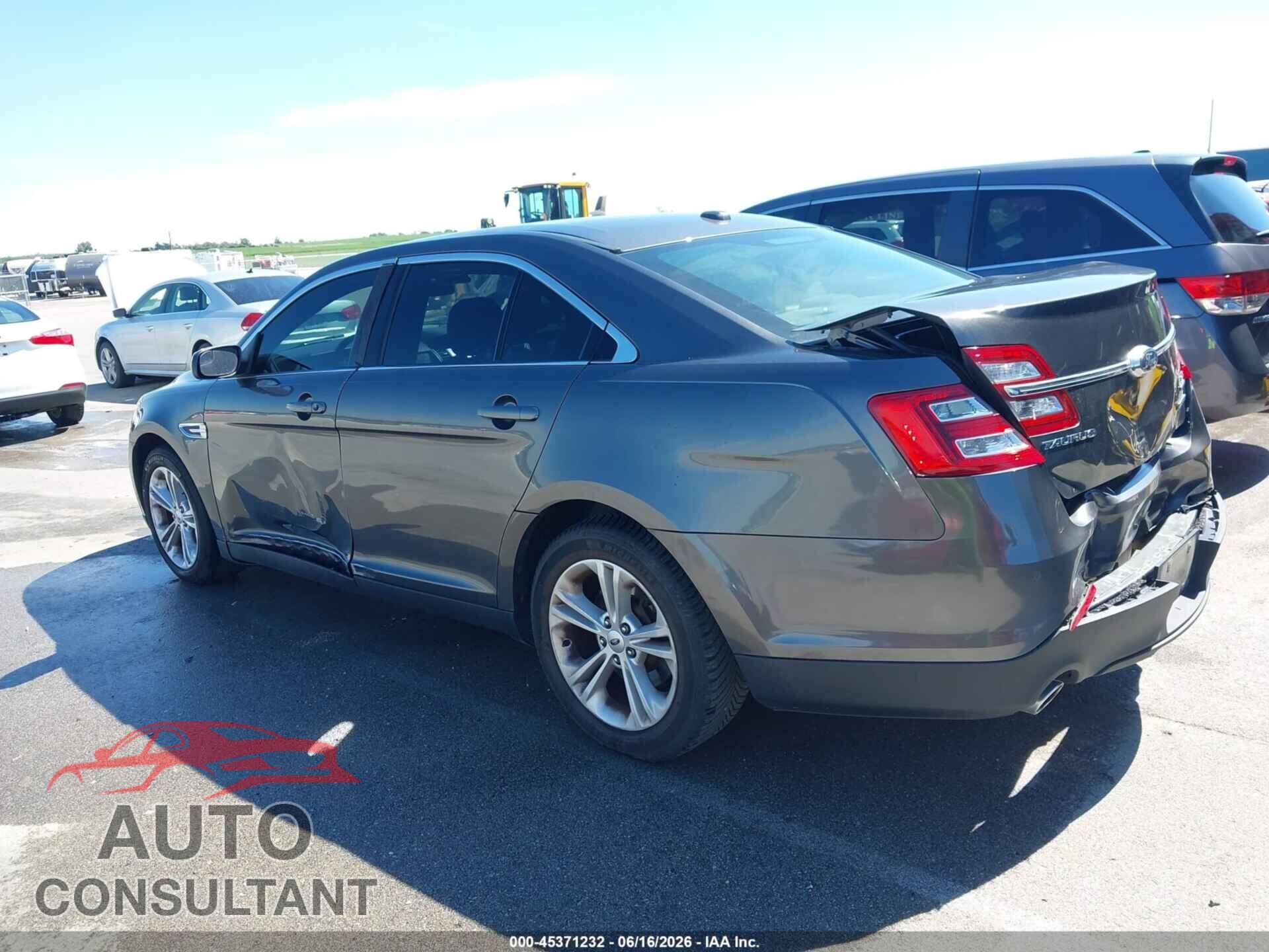 FORD TAURUS 2018 - 1FAHP2E84JG103185