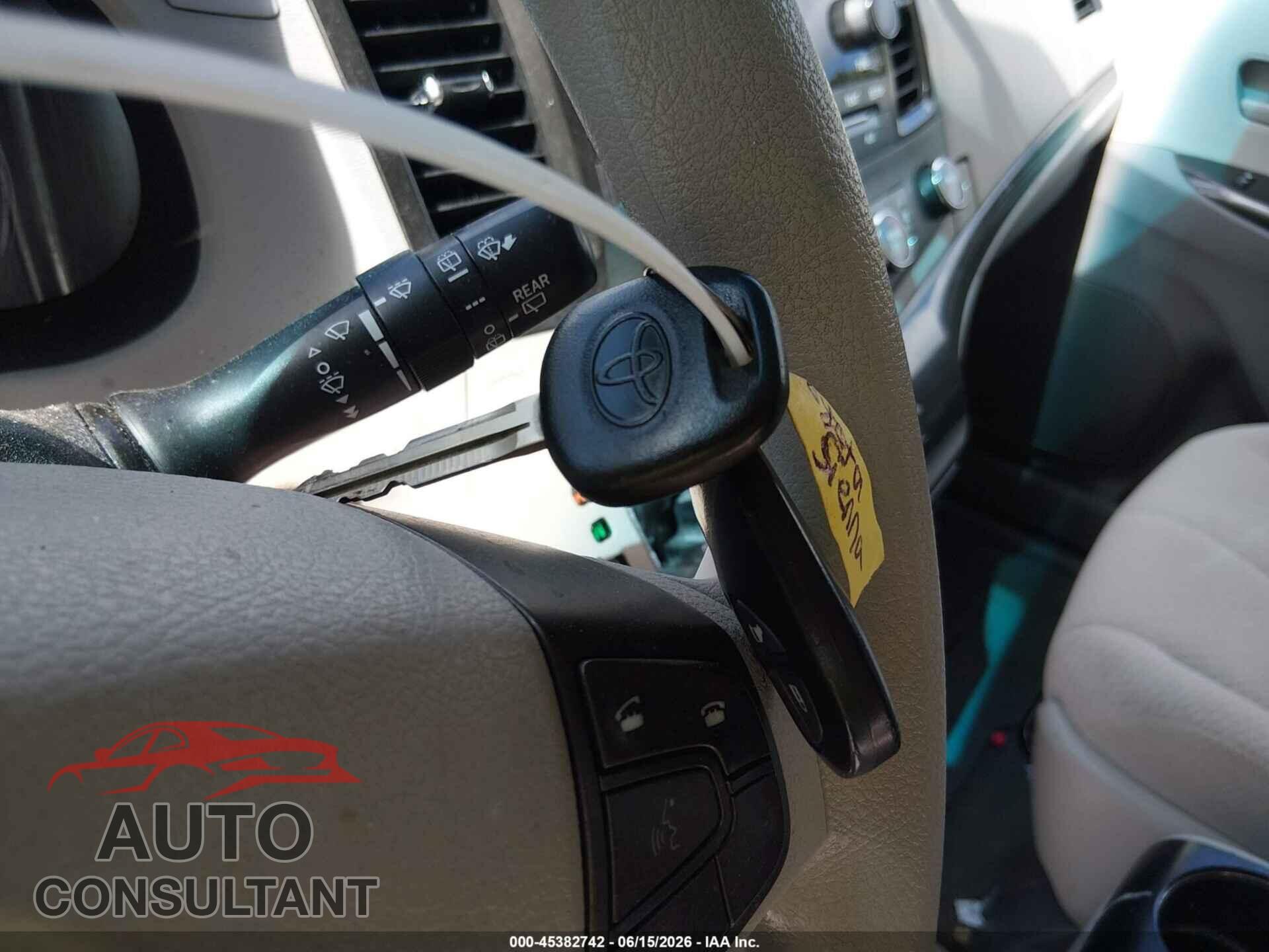 TOYOTA SIENNA 2011 - 5TDKK3DC6BS171019