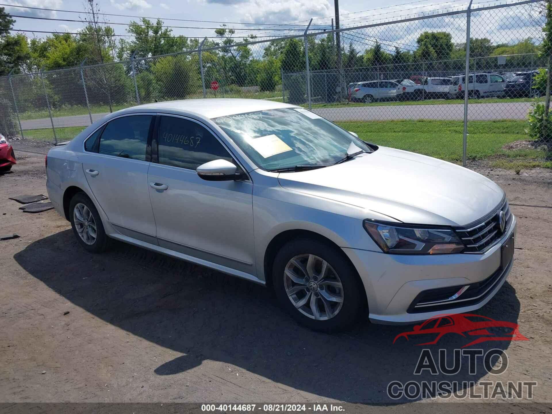 VOLKSWAGEN PASSAT 2017 - 1VWAT7A38HC043523