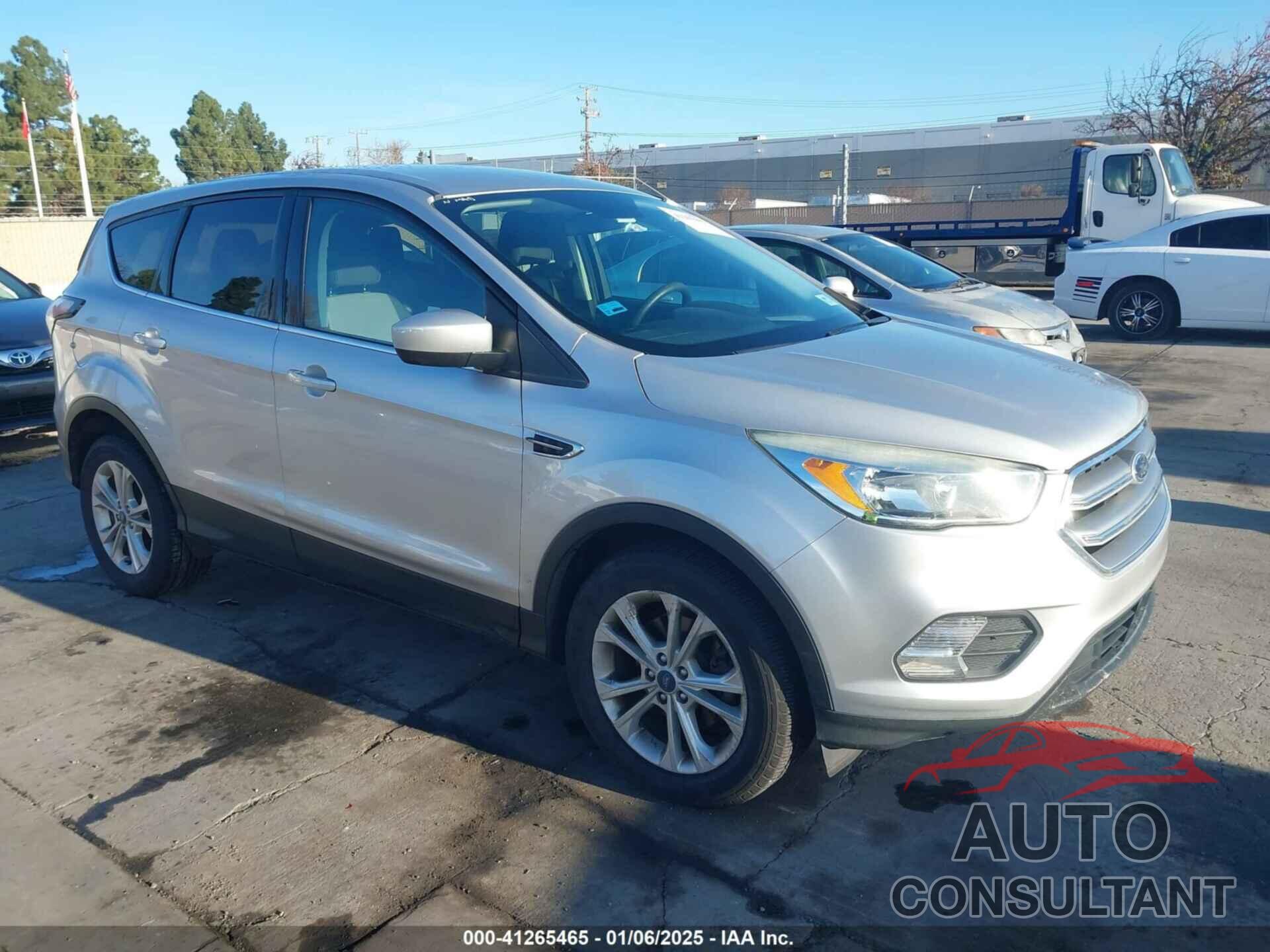 FORD ESCAPE 2017 - 1FMCU0GD5HUC33222