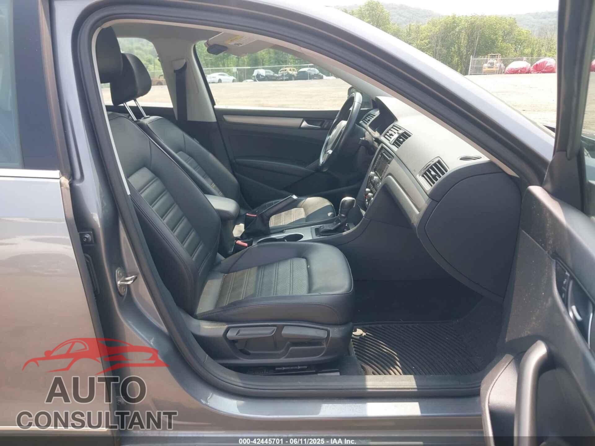 VOLKSWAGEN PASSAT 2015 - 1VWBT7A30FC033361