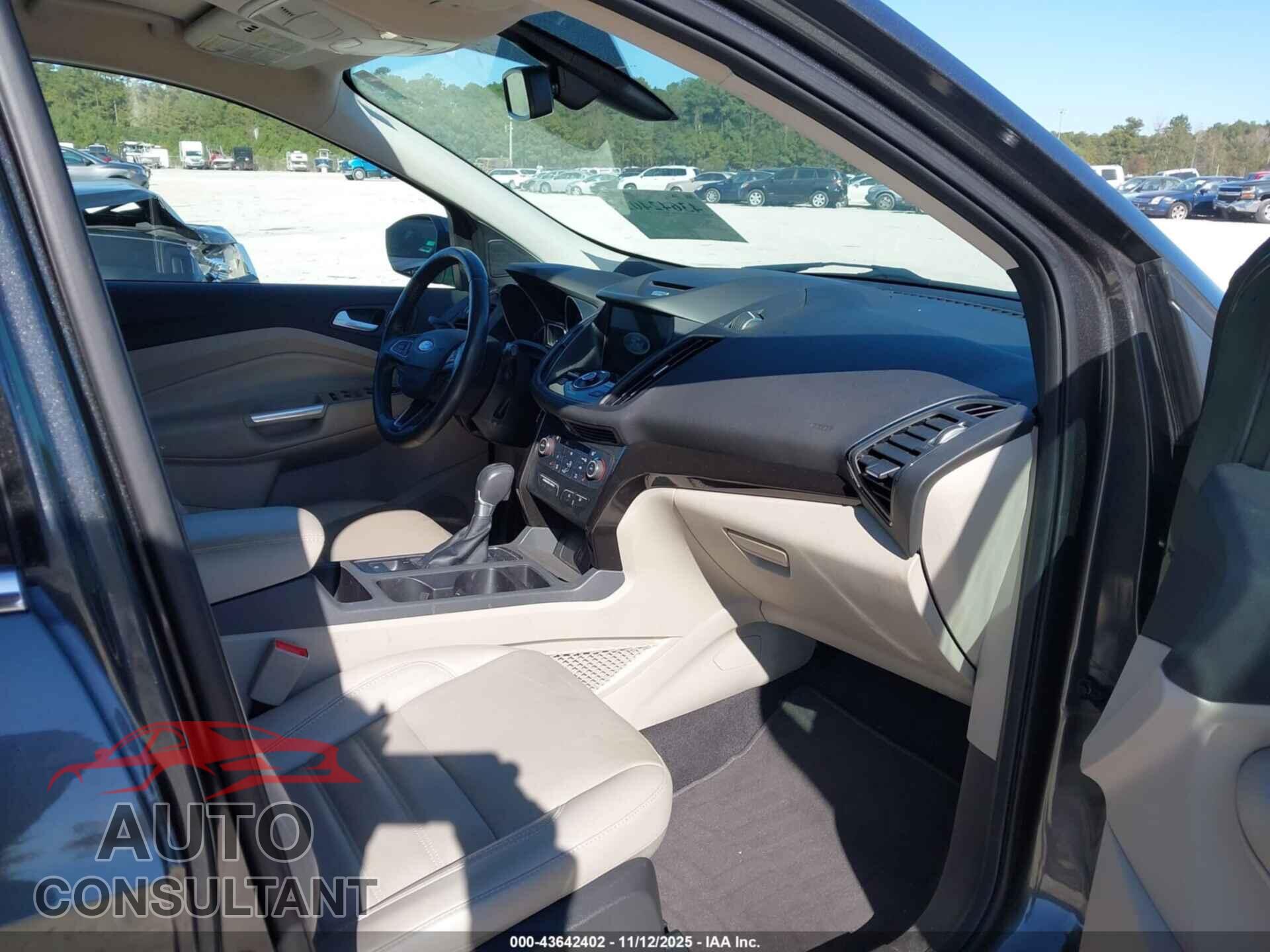 FORD ESCAPE 2017 - 1FMCU0JD2HUC30898