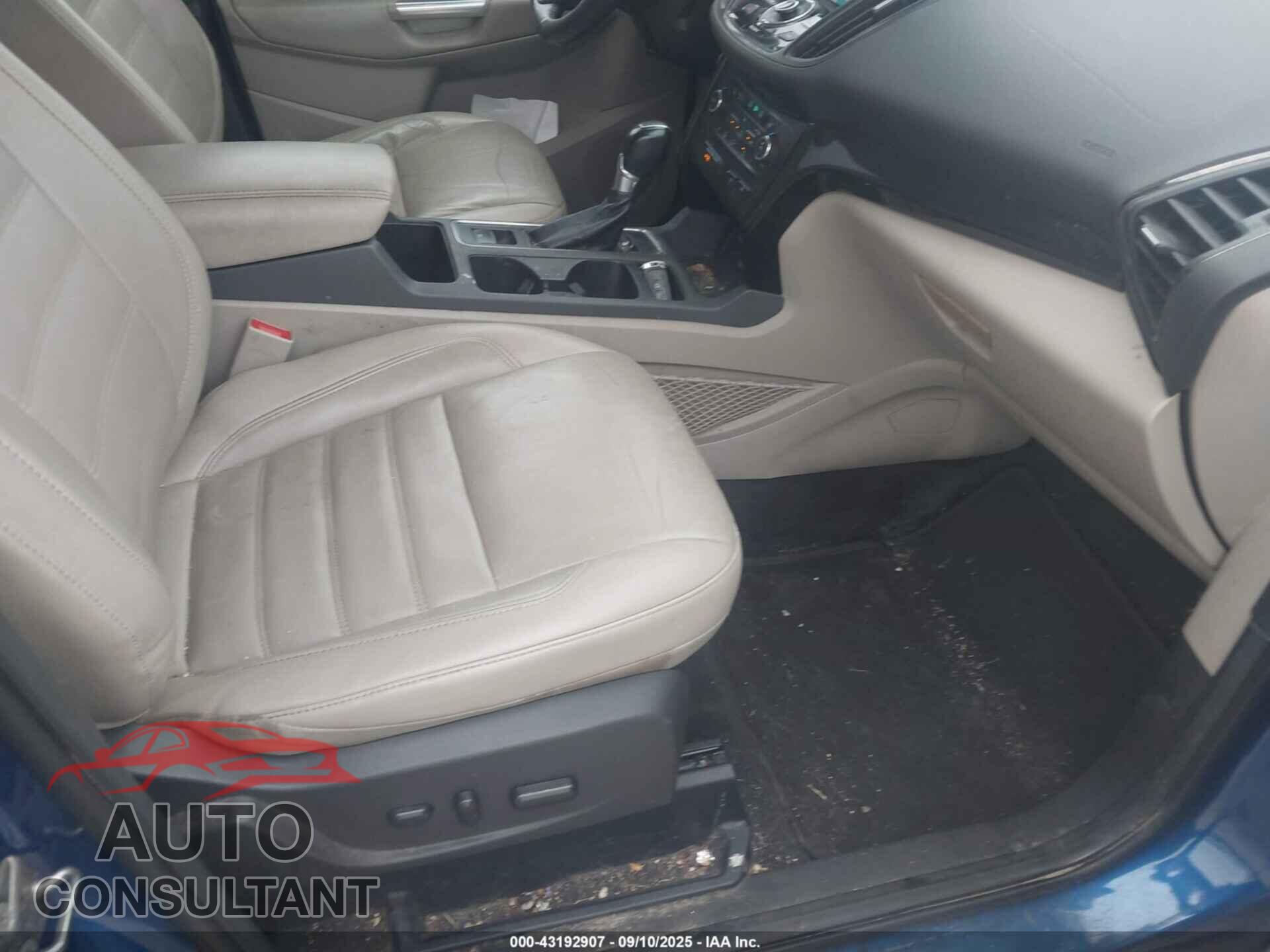 FORD ESCAPE 2017 - 1FMCU0JD9HUC43888