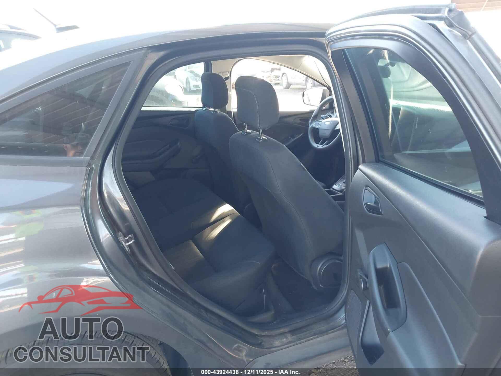 FORD FOCUS 2018 - 1FADP3E2XJL313247