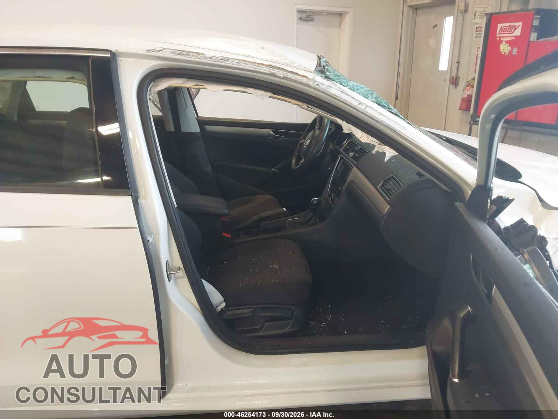 VOLKSWAGEN PASSAT 2018 - 1VWAA7A39JC043459