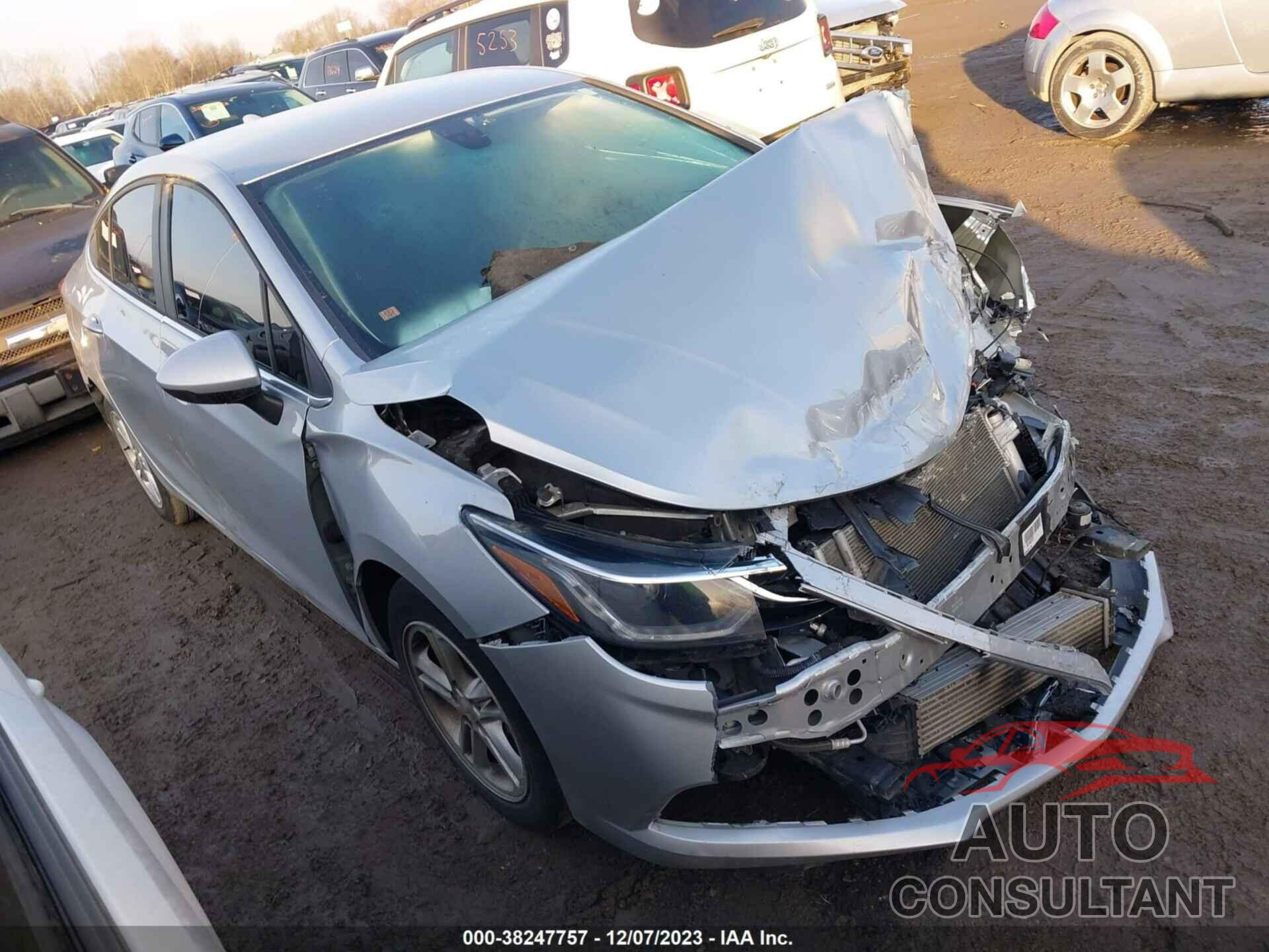 CHEVROLET CRUZE 2018 - 1G1BE5SM1J7152572