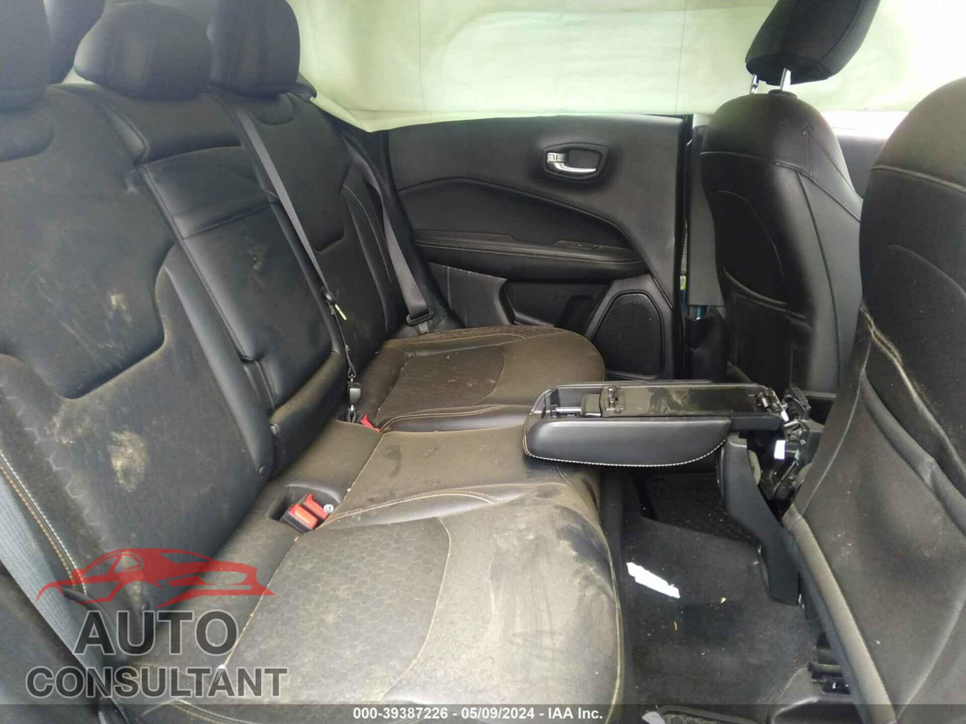 JEEP COMPASS 2018 - 3C4NJDBB2JT239532