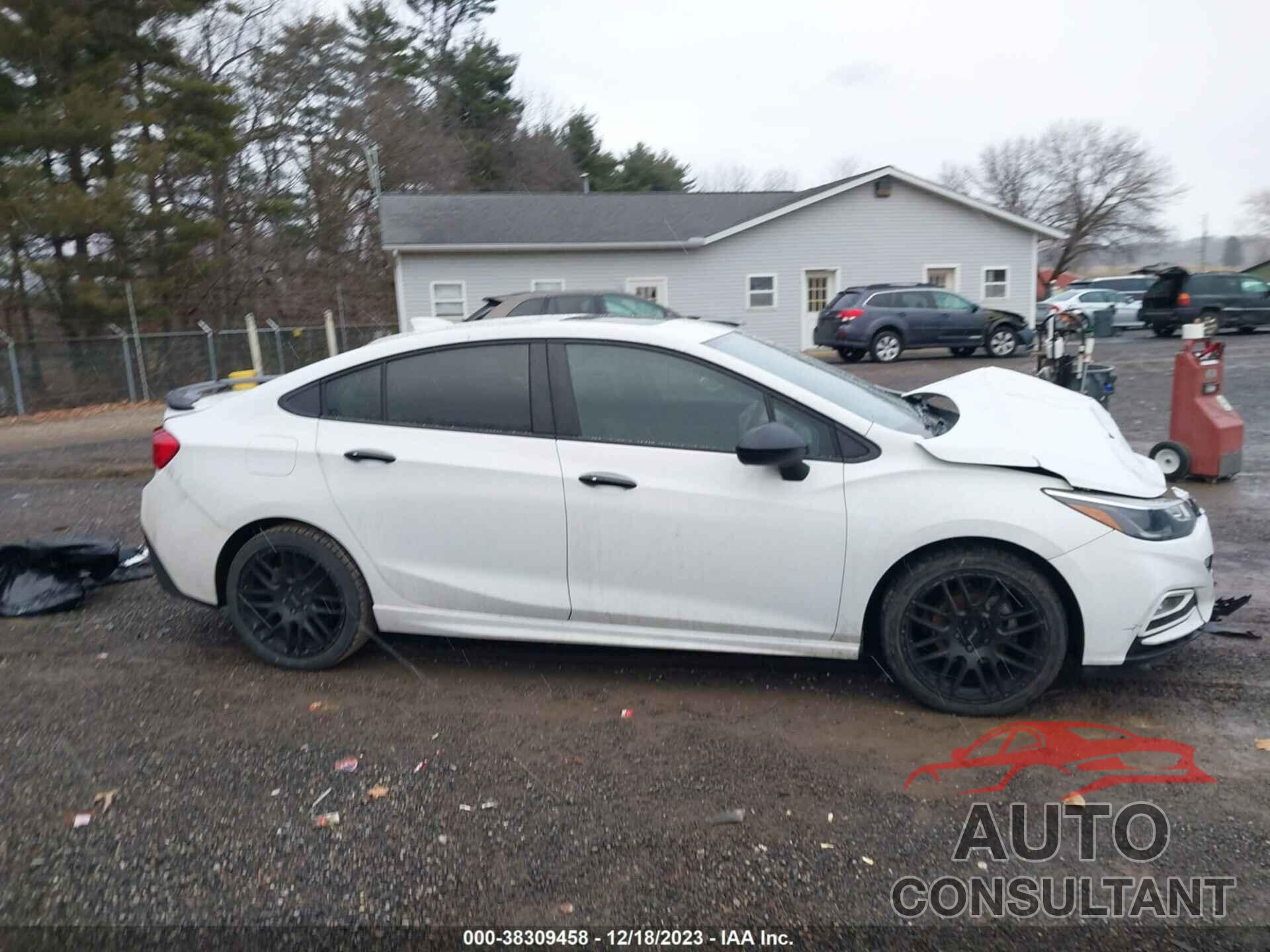 CHEVROLET CRUZE 2018 - 1G1BE5SM9J7212095