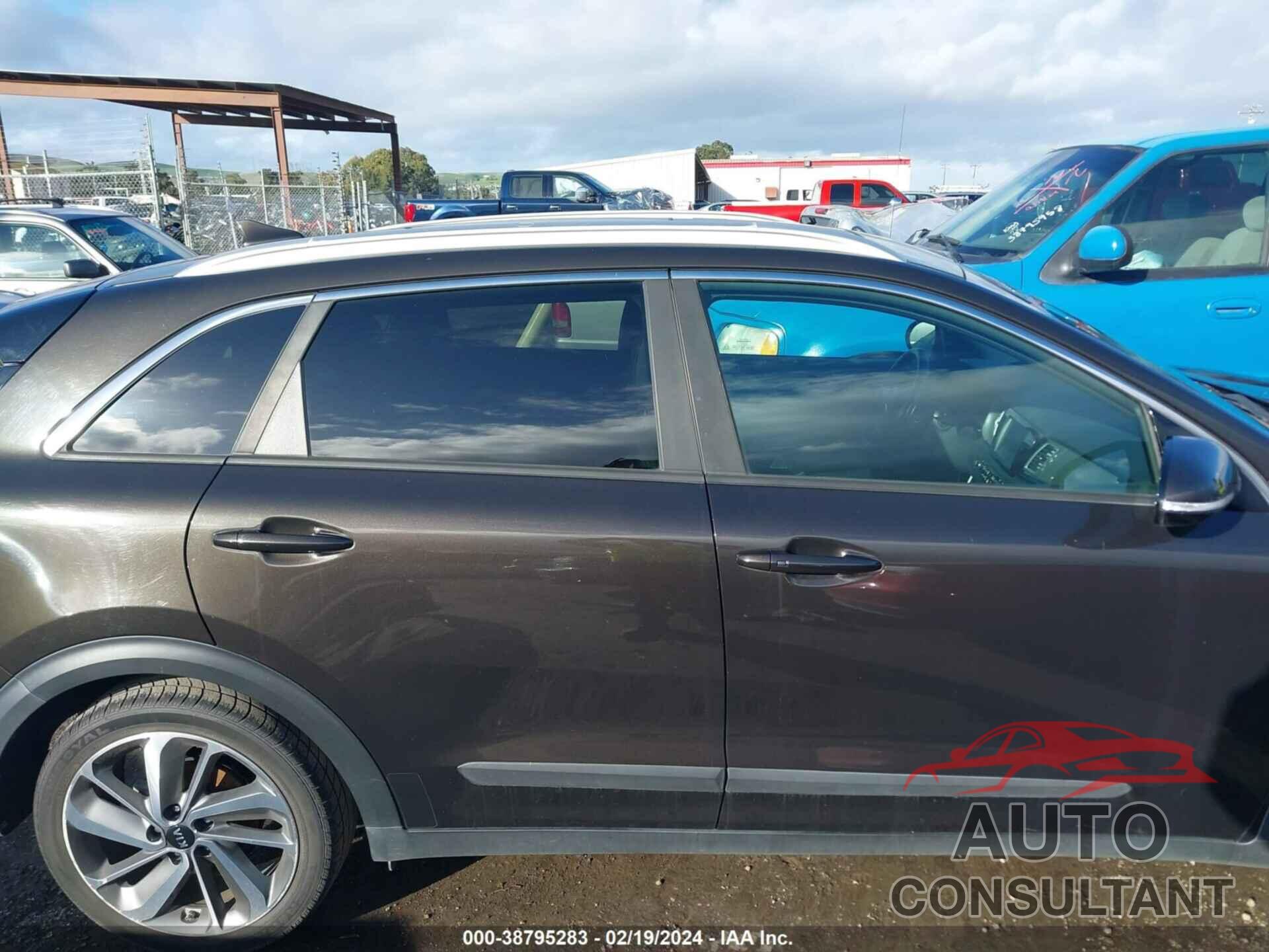 KIA NIRO 2017 - KNDCE3LC7H5052102