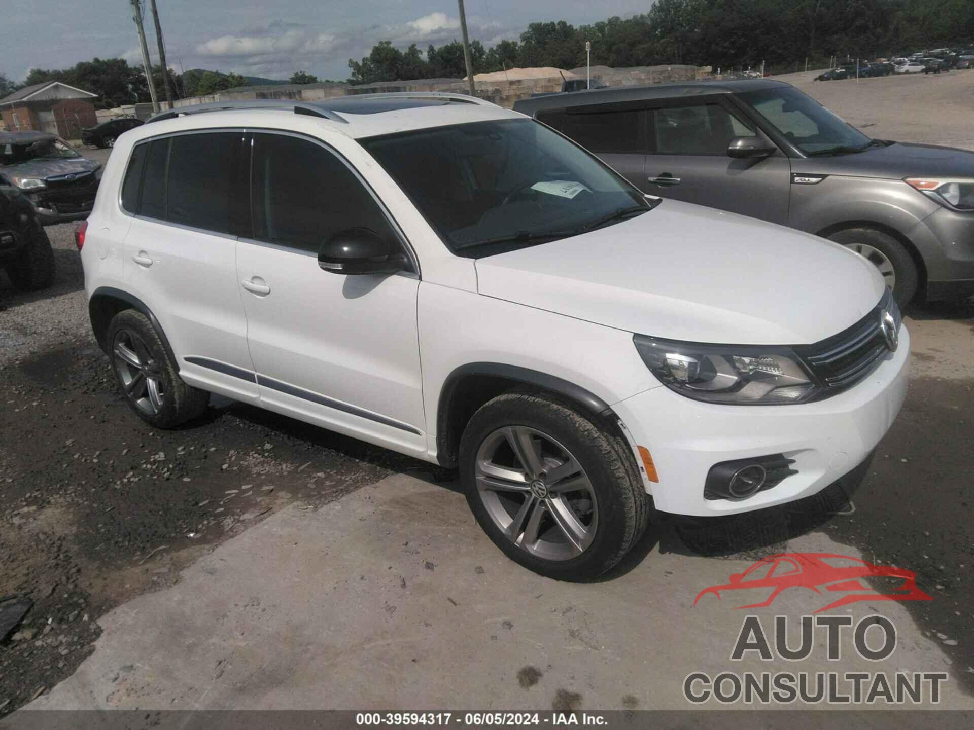 VOLKSWAGEN TIGUAN 2017 - WVGTV7AX4HK012215