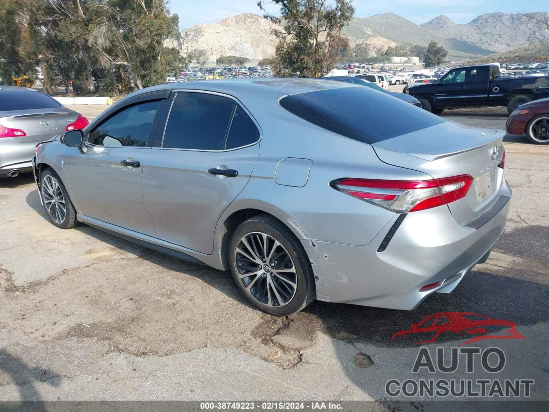 TOYOTA CAMRY 2018 - 4T1B11HK4JU070852