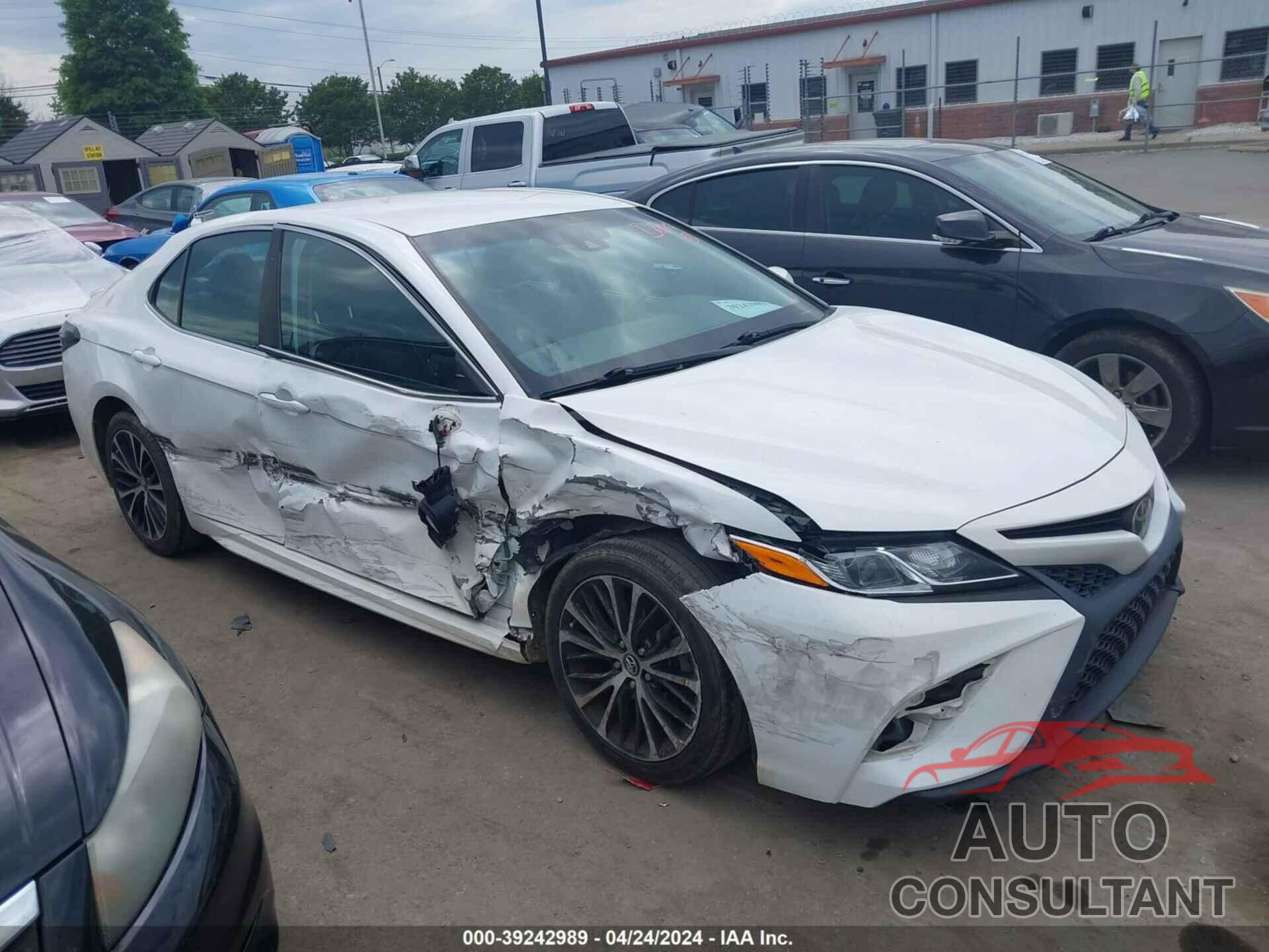 TOYOTA CAMRY 2018 - 4T1B11HK2JU583565