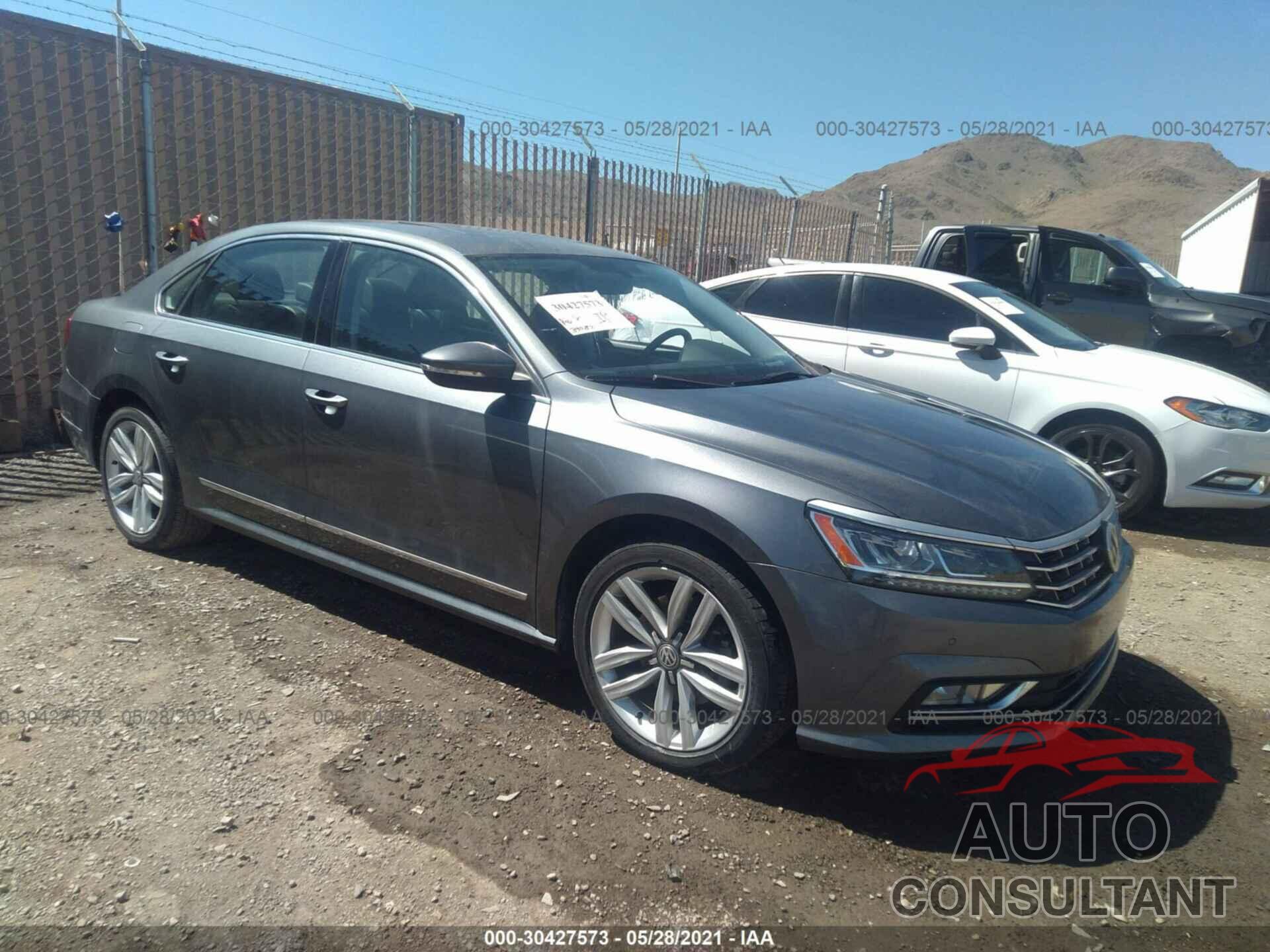 VOLKSWAGEN PASSAT 2017 - 1VWGT7A32HC041485