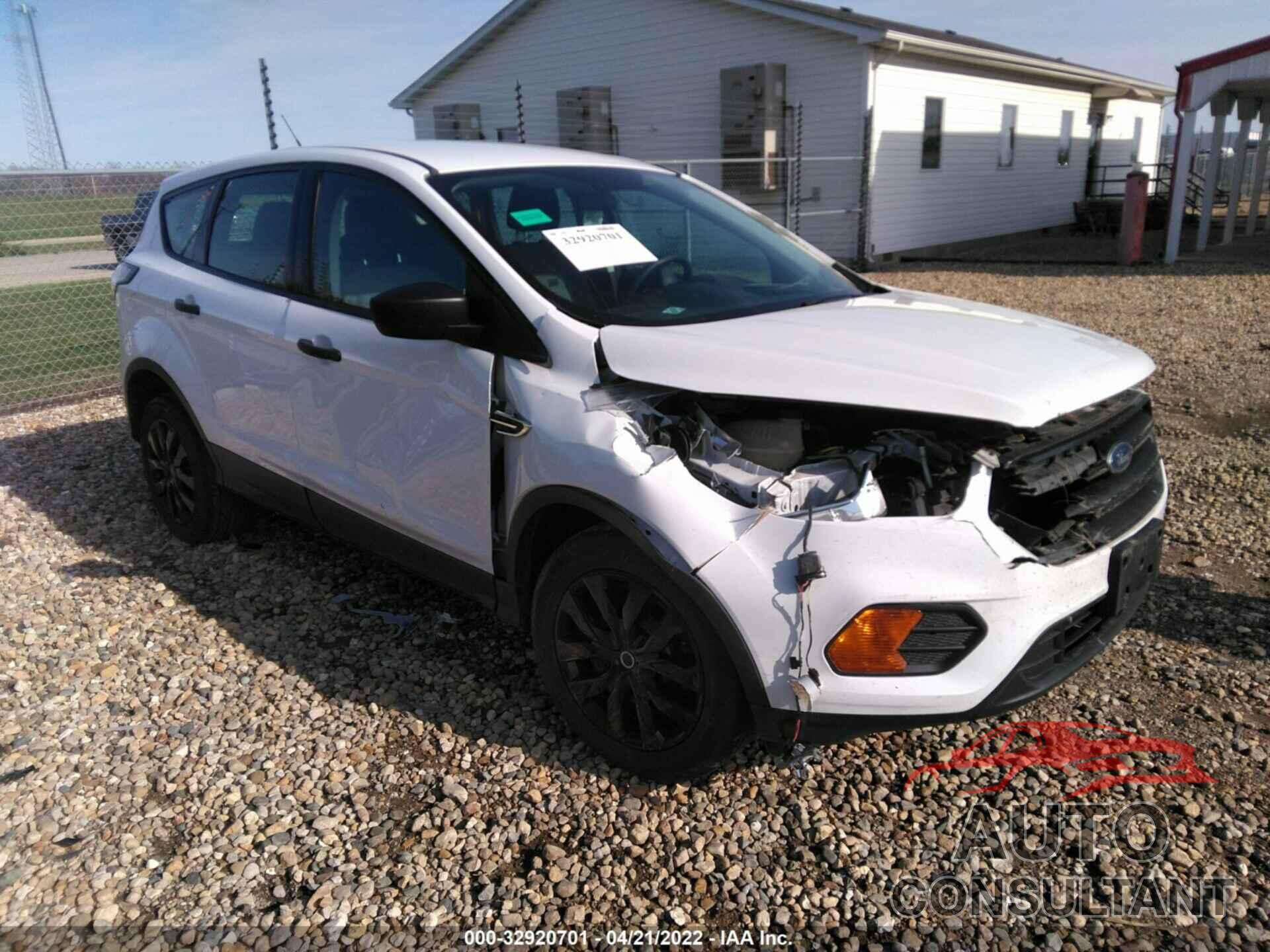 FORD ESCAPE 2017 - 1FMCU0F70HUB75516