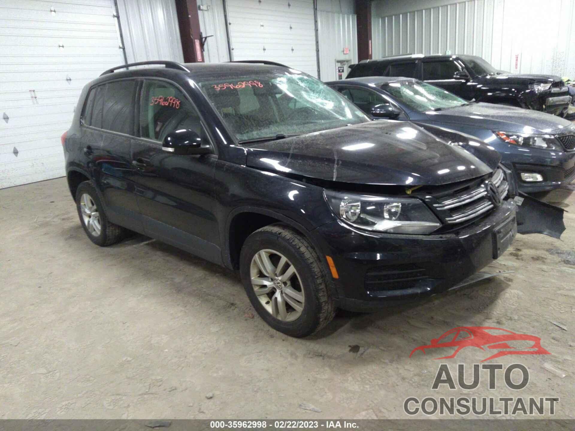 VOLKSWAGEN TIGUAN 2016 - WVGBV7AX1GW575841