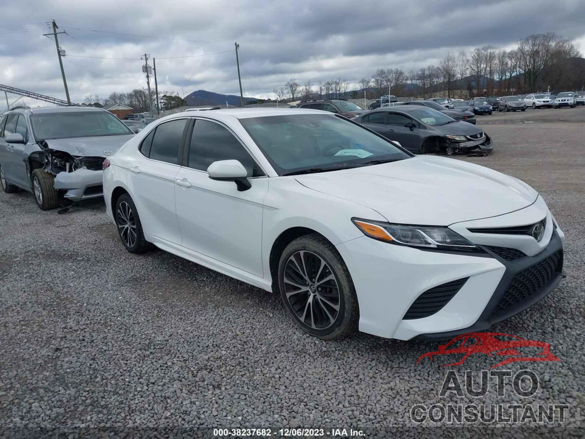 TOYOTA CAMRY 2018 - 4T1B11HK1JU082974