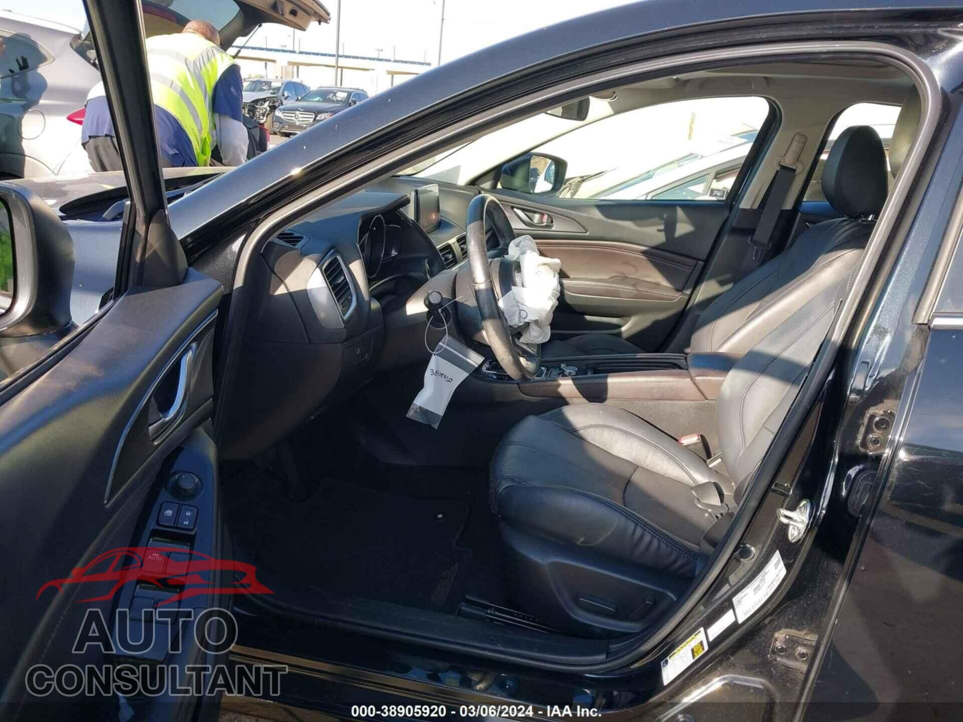 MAZDA 3 2018 - 3MZBN1M34JM166344